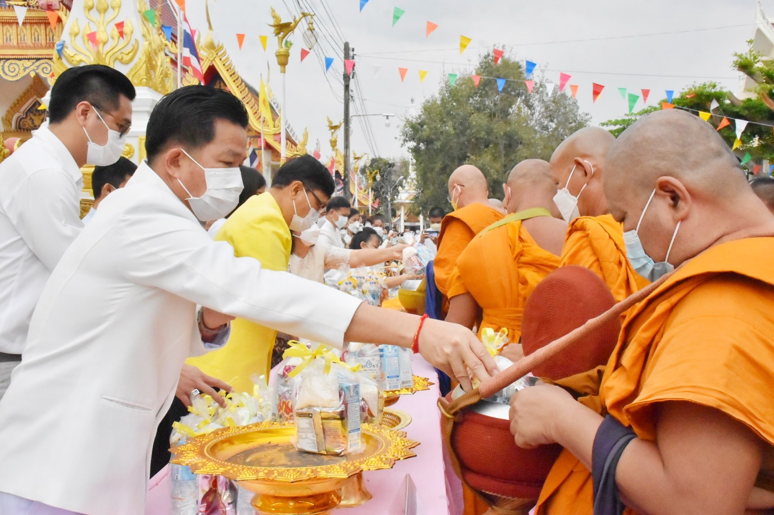 พช.มหาสารคาม ร่วมพิธีทำบุญตักบาตร เนื่องในวันมาฆบูชา พุทธศักราช 2565 จังหวัดมหาสารคาม