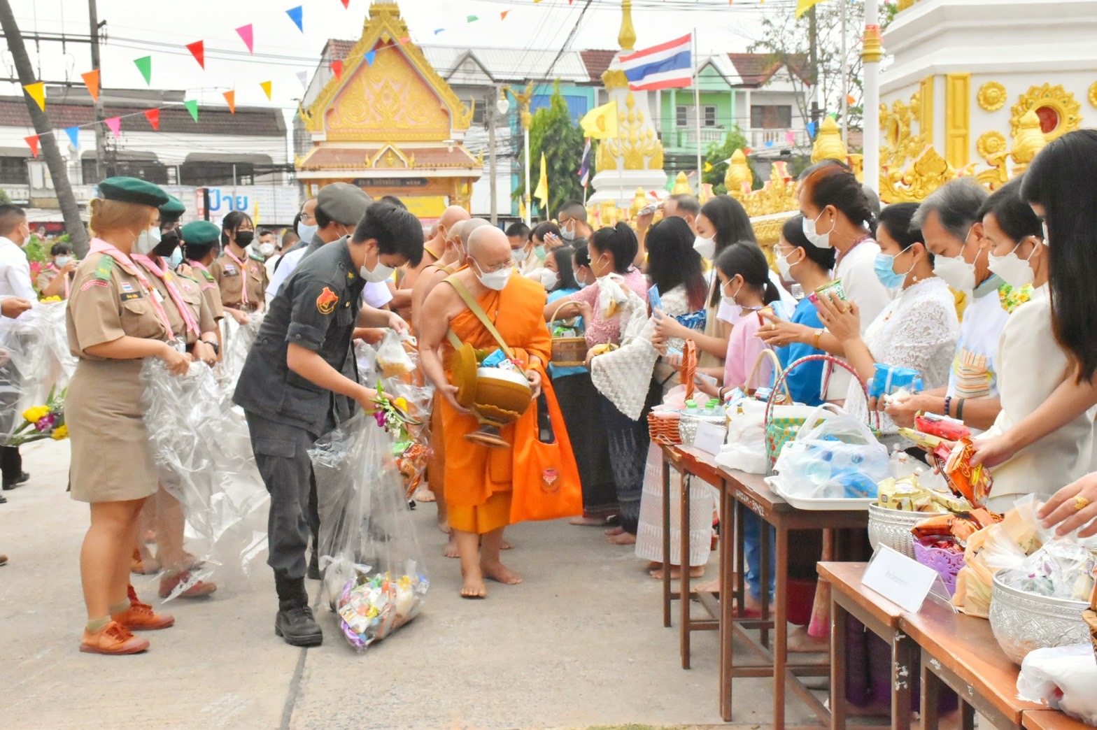 พช.มหาสารคาม ร่วมพิธีทำบุญตักบาตร เนื่องในวันมาฆบูชา พุทธศักราช 2565 จังหวัดมหาสารคาม