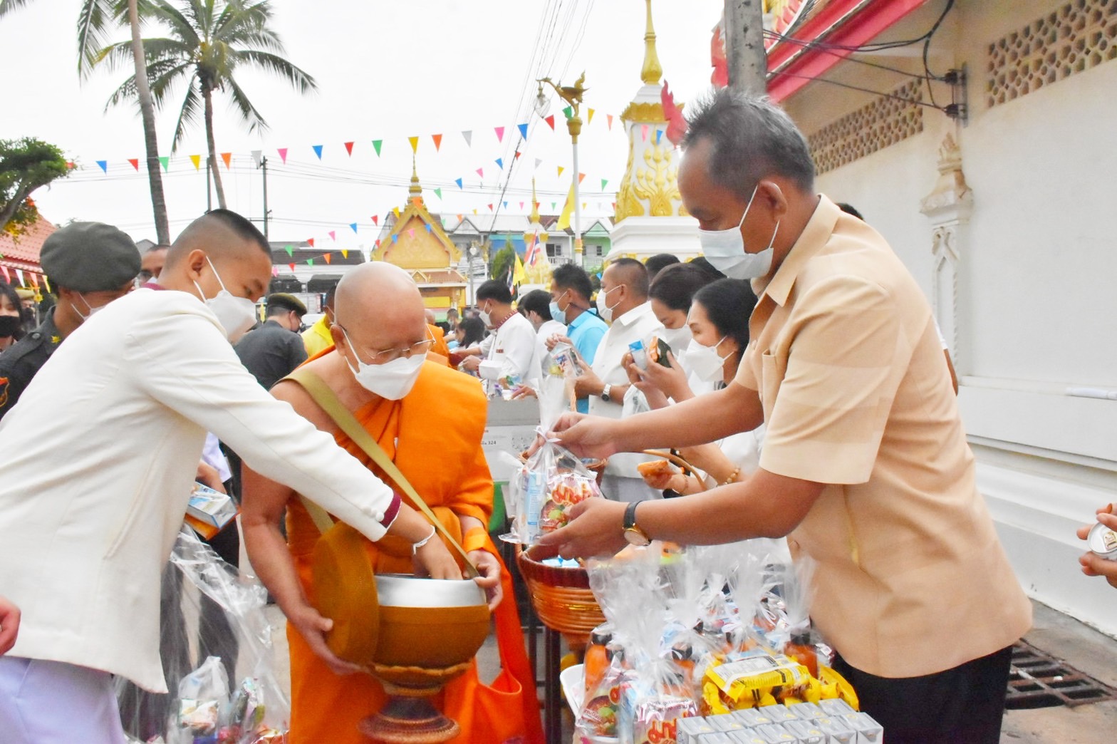 พช.มหาสารคาม ร่วมพิธีทำบุญตักบาตร เนื่องในวันมาฆบูชา พุทธศักราช 2565 จังหวัดมหาสารคาม