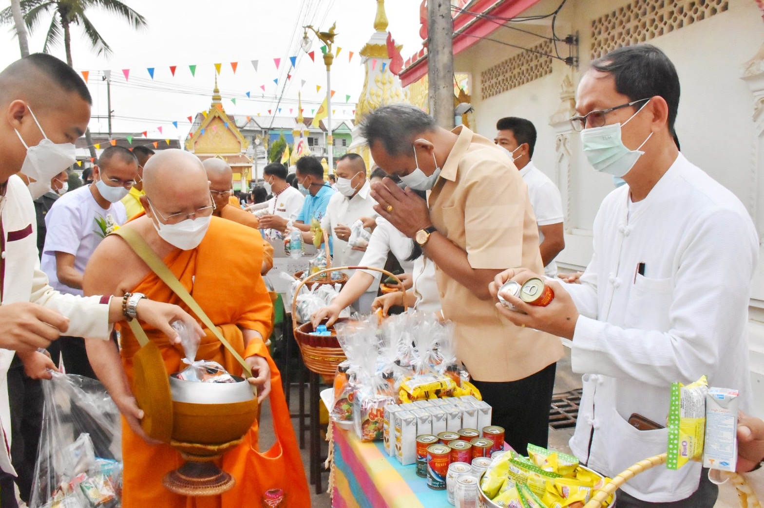 พช.มหาสารคาม ร่วมพิธีทำบุญตักบาตร เนื่องในวันมาฆบูชา พุทธศักราช 2565 จังหวัดมหาสารคาม
