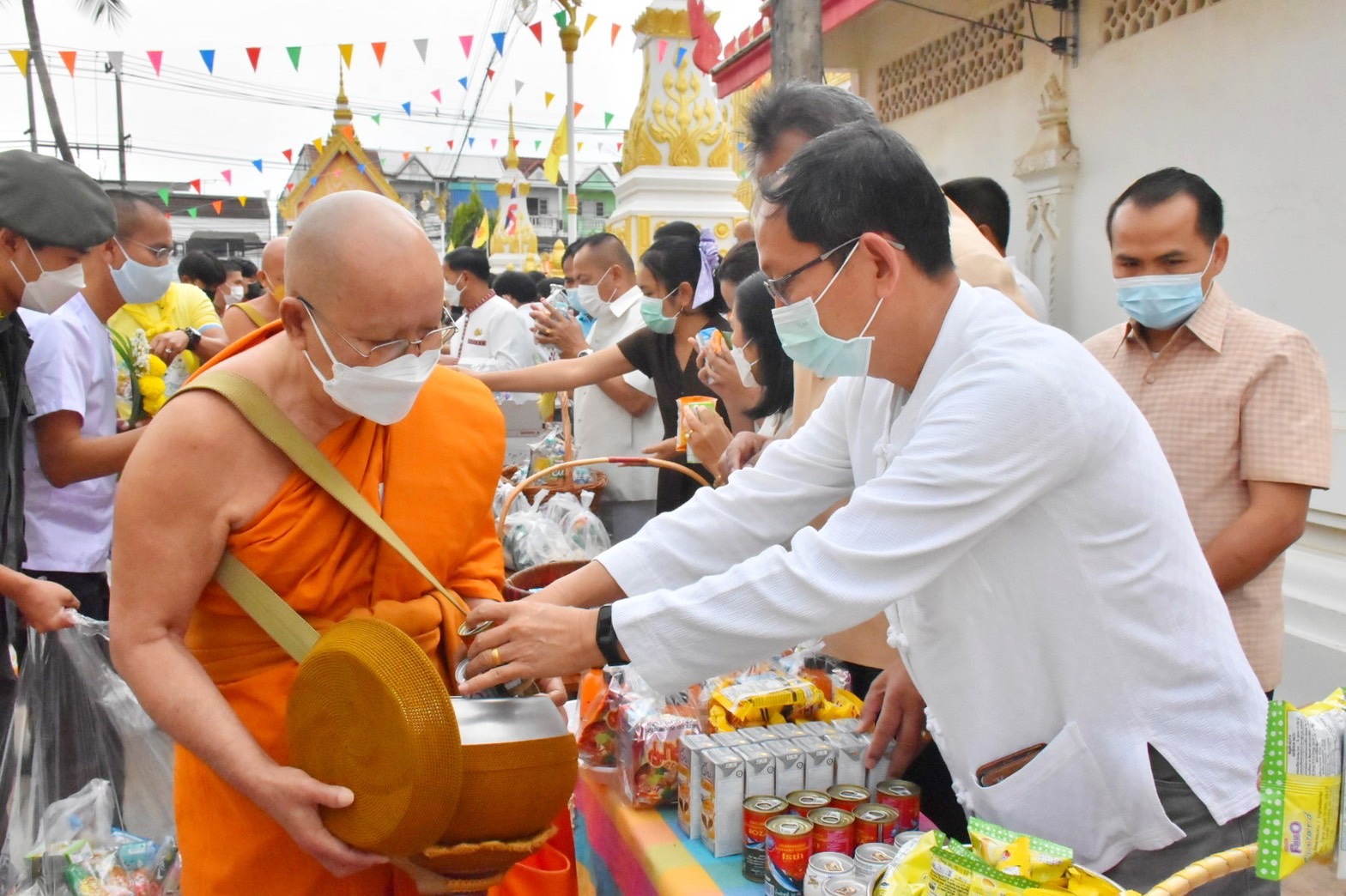 พช.มหาสารคาม ร่วมพิธีทำบุญตักบาตร เนื่องในวันมาฆบูชา พุทธศักราช 2565 จังหวัดมหาสารคาม