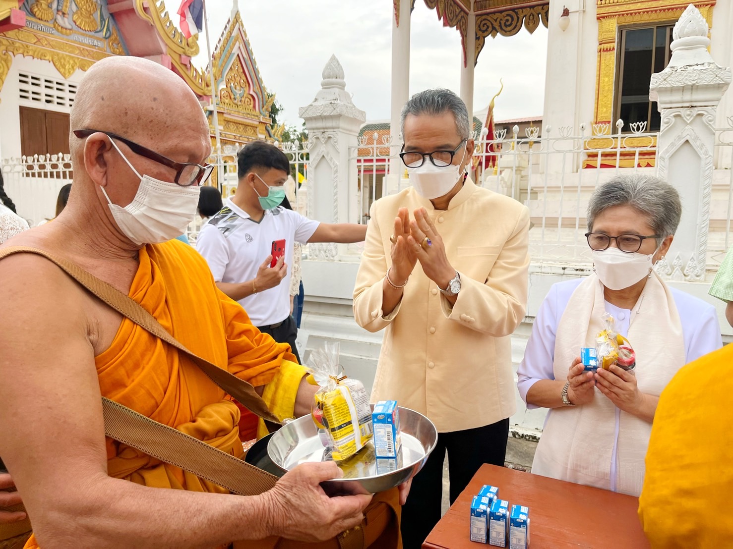 พช.มหาสารคาม ร่วมพิธีทำบุญตักบาตร เนื่องในวันมาฆบูชา พุทธศักราช 2565 จังหวัดมหาสารคาม