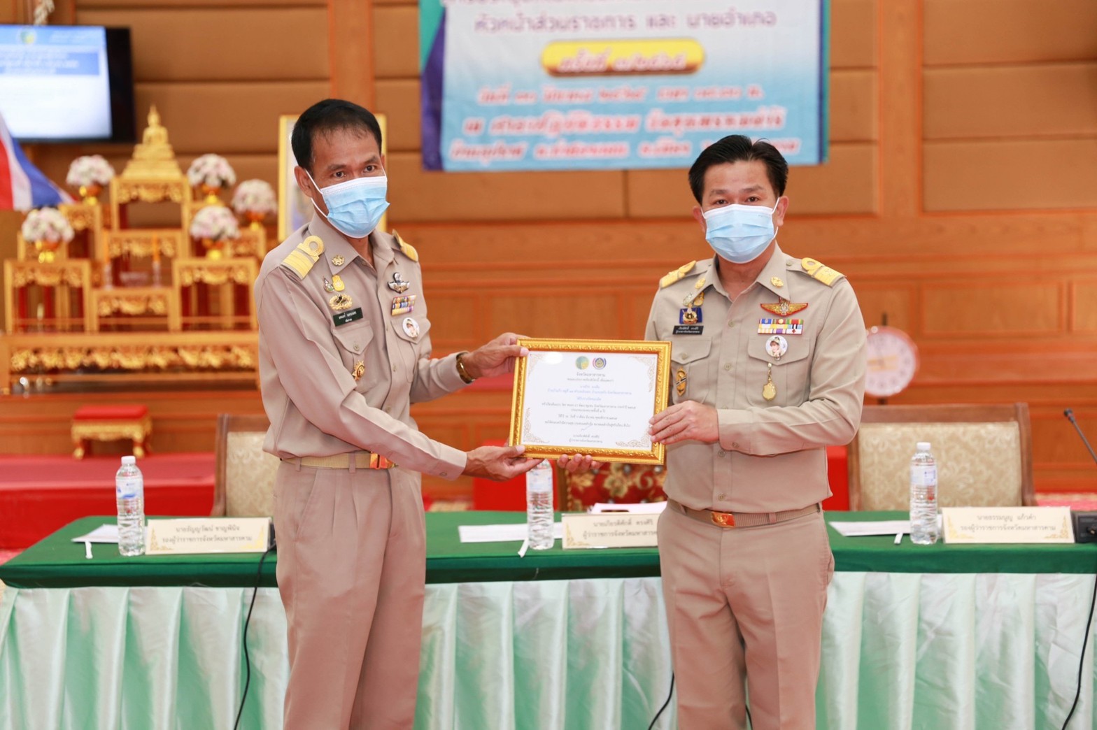ผู้ว่าราชการจังหวัดมหาสารคาม “มอบใบประกาศเกียรติบัตรแก่ครัวเรือนต้นแบบ โคก หนอง นา พัฒนาชุมชน จังหวัดมหาสารคาม ประจำปี 2565”