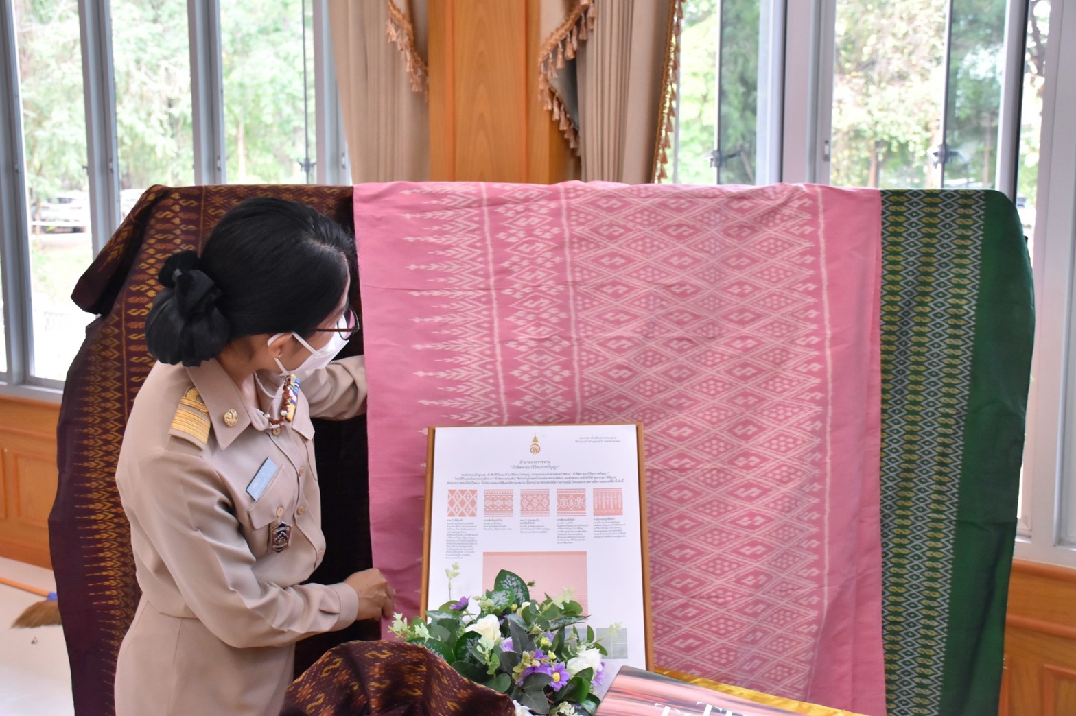 พช.มหาสารคาม จัดแสดงผ้าลายพระราชทาน “ผ้าขิดลายนารีรัตนราชกัญญา” และผ้าลายพระราชทาน ผ้าไหมมัดหมี่ลายขอเจ้าฟ้าสิริวัณณวรี นารีรัตนราชกัญญา ในที่ประชุมกรมการจังหวัดมหาสารคาม