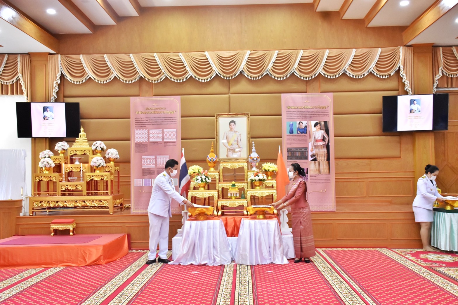 จังหวัดมหาสารคาม จัดพิธีมอบแบบลายผ้าพระราชทาน “ผ้าขิดลายนารีรัตนราชกัญญา”