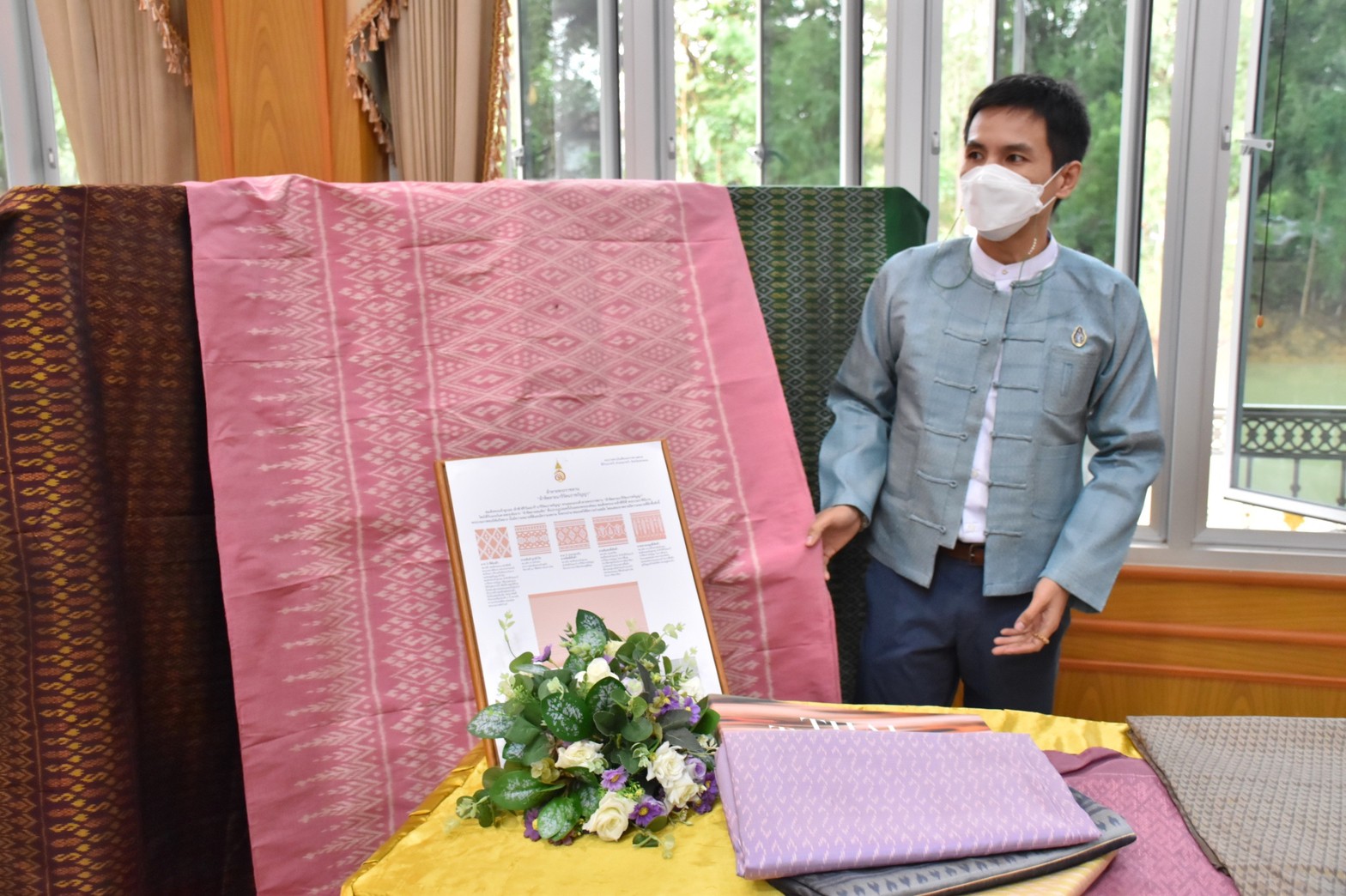 พช.มหาสารคาม จัดแสดงผ้าลายพระราชทาน “ผ้าขิดลายนารีรัตนราชกัญญา” และผ้าลายพระราชทาน ผ้าไหมมัดหมี่ลายขอเจ้าฟ้าสิริวัณณวรี นารีรัตนราชกัญญา ในที่ประชุมกรมการจังหวัดมหาสารคาม