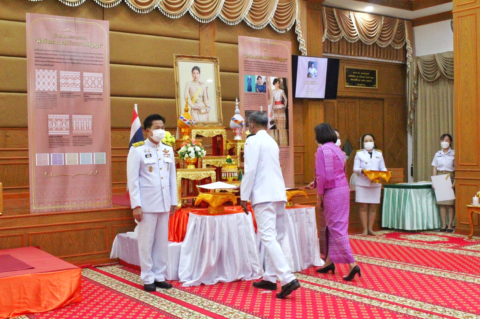 จังหวัดมหาสารคาม จัดพิธีมอบแบบลายผ้าพระราชทาน “ผ้าขิดลายนารีรัตนราชกัญญา”