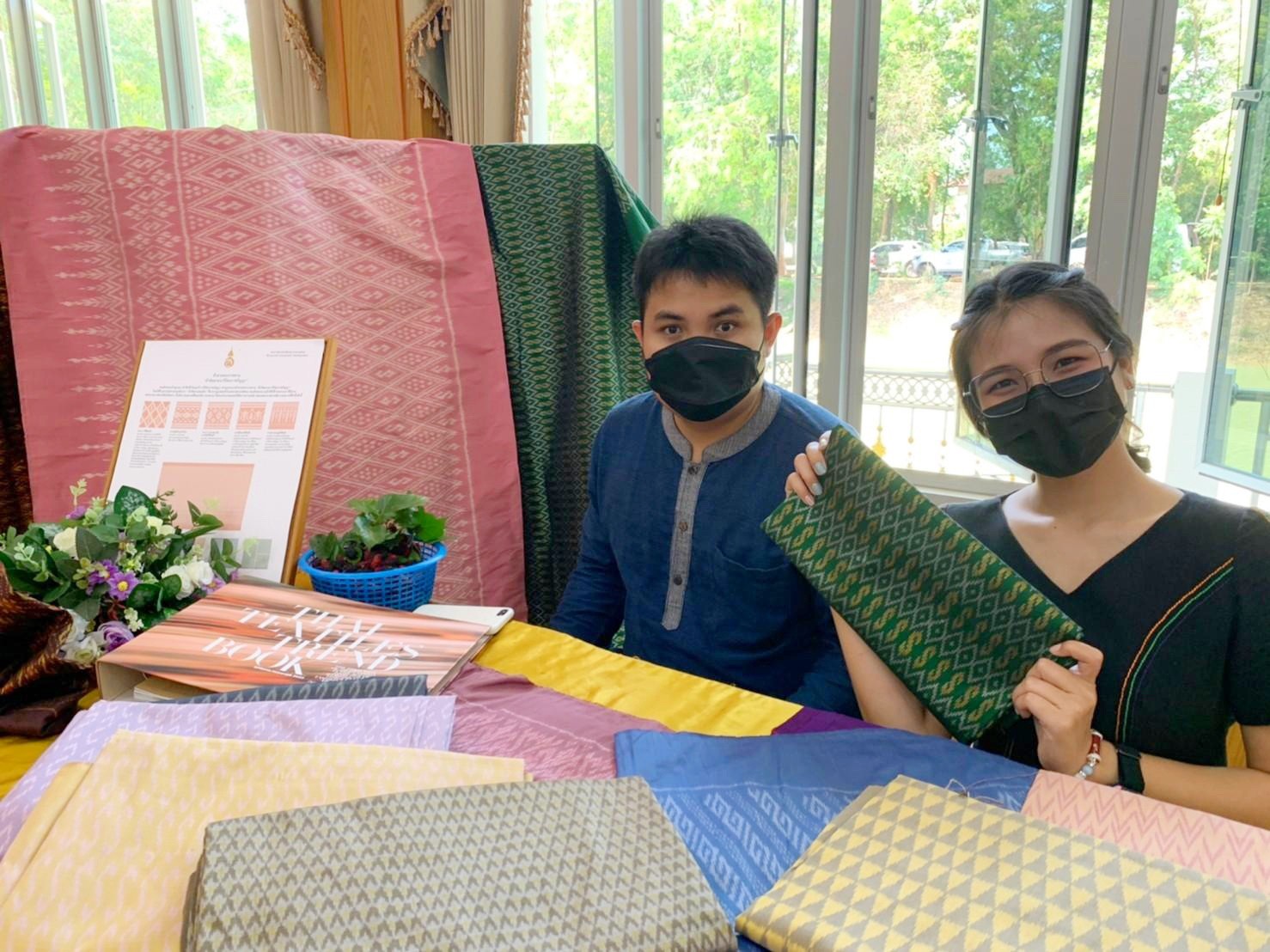 พช.มหาสารคาม จัดแสดงผ้าลายพระราชทาน “ผ้าขิดลายนารีรัตนราชกัญญา” และผ้าลายพระราชทาน ผ้าไหมมัดหมี่ลายขอเจ้าฟ้าสิริวัณณวรี นารีรัตนราชกัญญา ในที่ประชุมกรมการจังหวัดมหาสารคาม