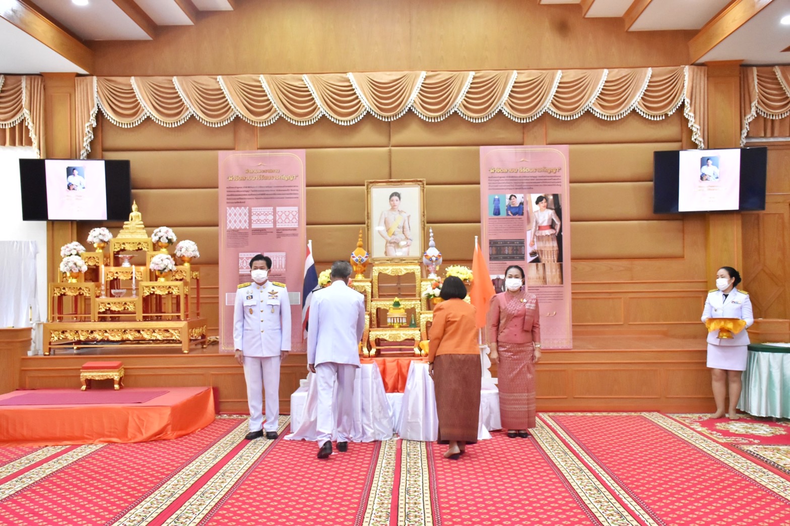 จังหวัดมหาสารคาม จัดพิธีมอบแบบลายผ้าพระราชทาน “ผ้าขิดลายนารีรัตนราชกัญญา”