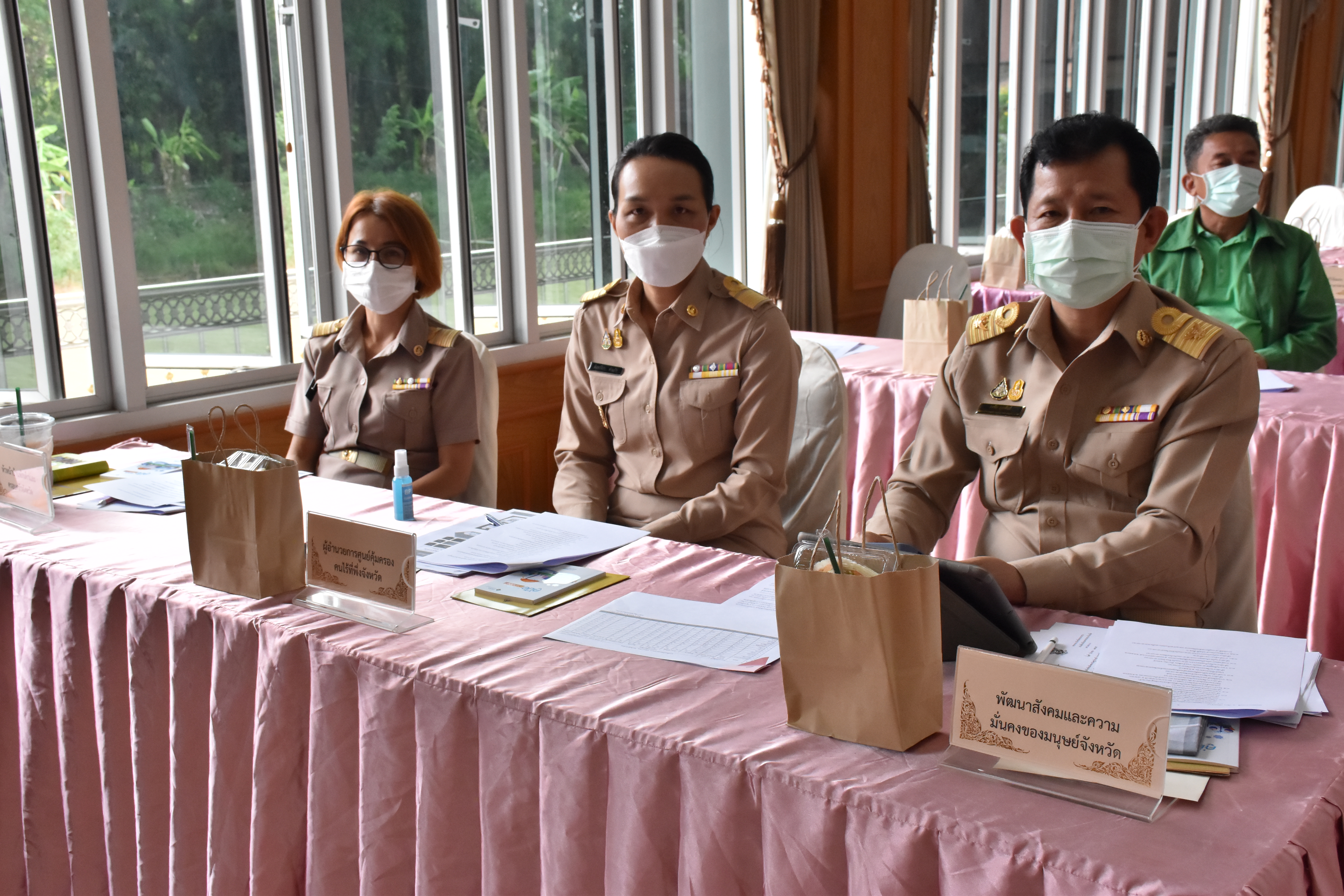 พจ.มหาสารคาม รายงานความก้าวหน้าการดำเนินงานขับเคลื่อนการขจัดความยากจนและพัฒนาคนทุกช่วงวัยอย่างยั่งยืน ตามหลักปรัชญาของเศรษฐกิจพอเพียง (ศจพ.) ในที่ประชุมกรมการจังหวัดมหาสารคาม
