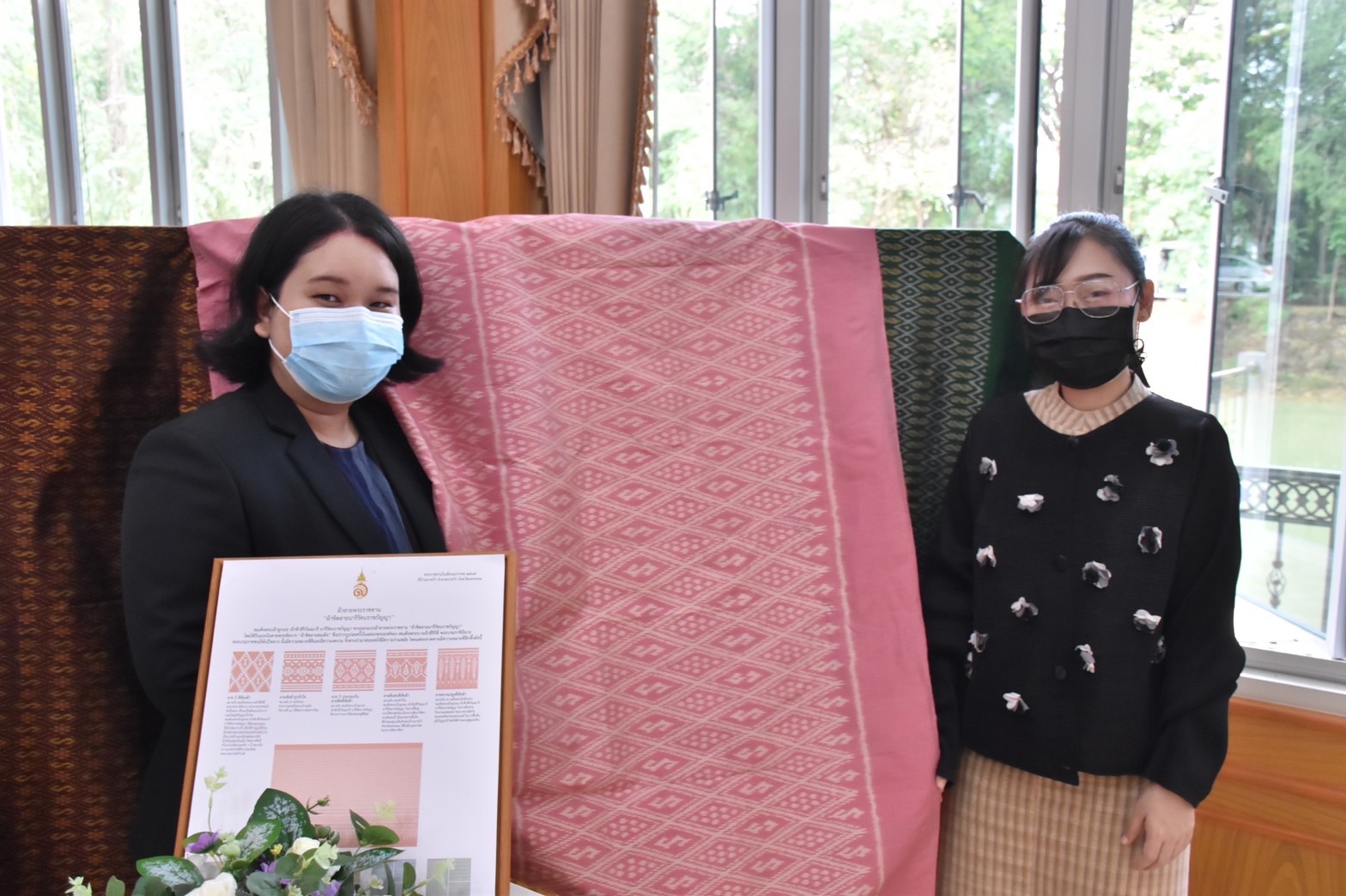 พช.มหาสารคาม จัดแสดงผ้าลายพระราชทาน “ผ้าขิดลายนารีรัตนราชกัญญา” และผ้าลายพระราชทาน ผ้าไหมมัดหมี่ลายขอเจ้าฟ้าสิริวัณณวรี นารีรัตนราชกัญญา ในที่ประชุมกรมการจังหวัดมหาสารคาม