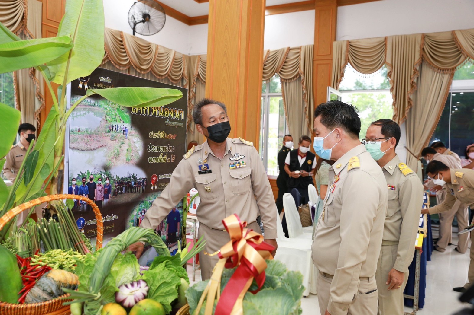 ผู้ว่าราชการจังหวัดมหาสารคาม “มอบใบประกาศเกียรติบัตรแก่ครัวเรือนต้นแบบ โคก หนอง นา พัฒนาชุมชน จังหวัดมหาสารคาม ประจำปี 2565”