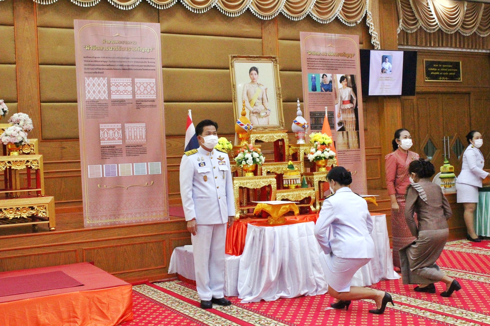 จังหวัดมหาสารคาม จัดพิธีมอบแบบลายผ้าพระราชทาน “ผ้าขิดลายนารีรัตนราชกัญญา”