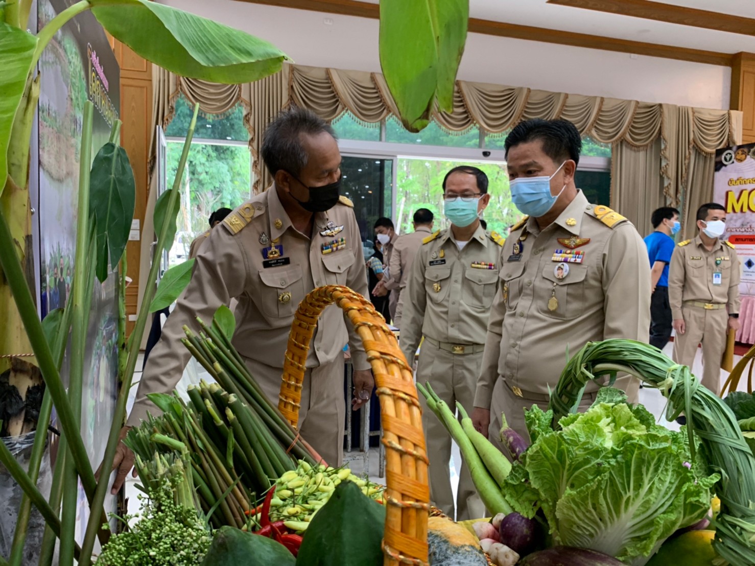 ผู้ว่าราชการจังหวัดมหาสารคาม “มอบใบประกาศเกียรติบัตรแก่ครัวเรือนต้นแบบ โคก หนอง นา พัฒนาชุมชน จังหวัดมหาสารคาม ประจำปี 2565”