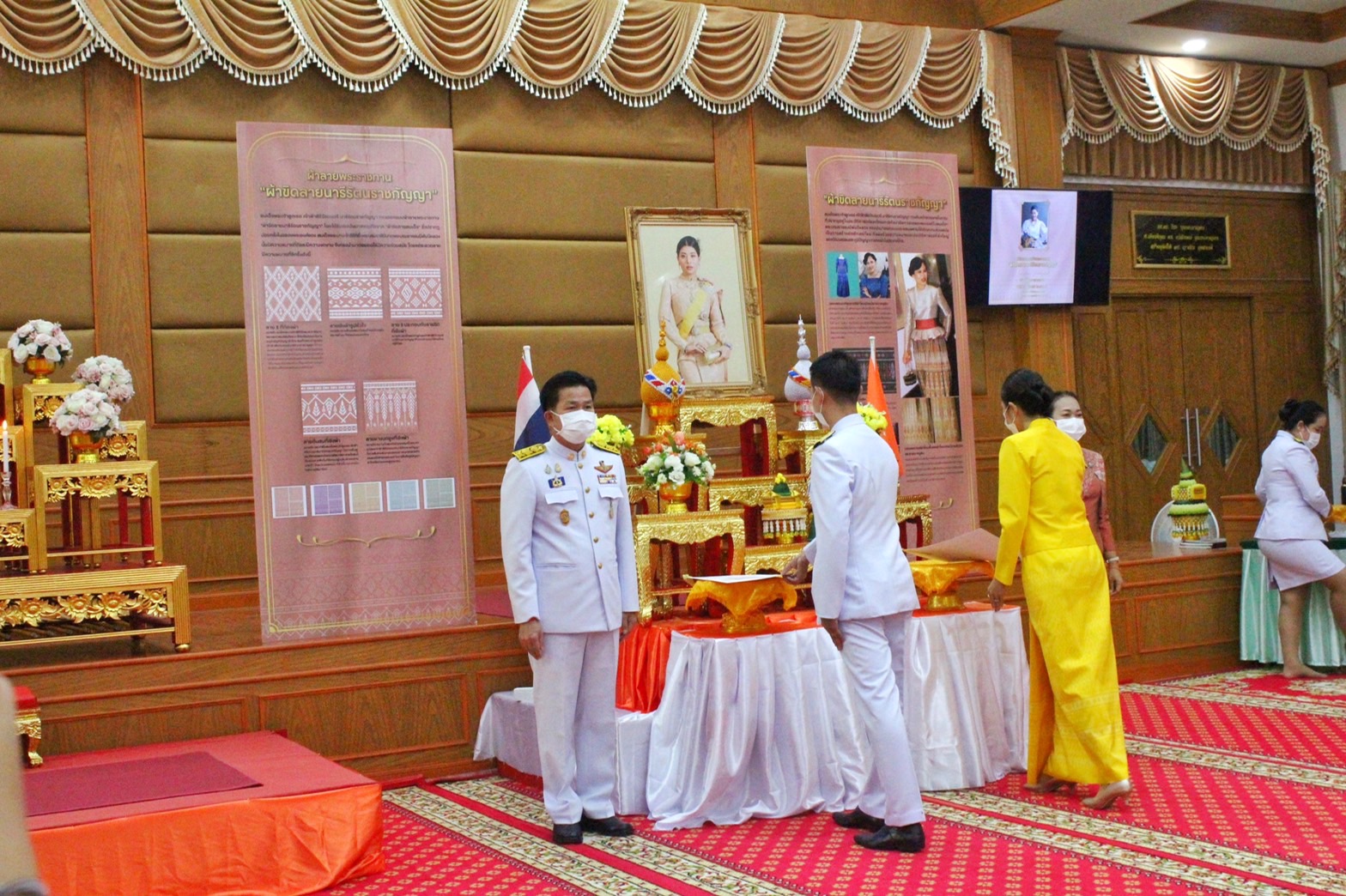 จังหวัดมหาสารคาม จัดพิธีมอบแบบลายผ้าพระราชทาน “ผ้าขิดลายนารีรัตนราชกัญญา”