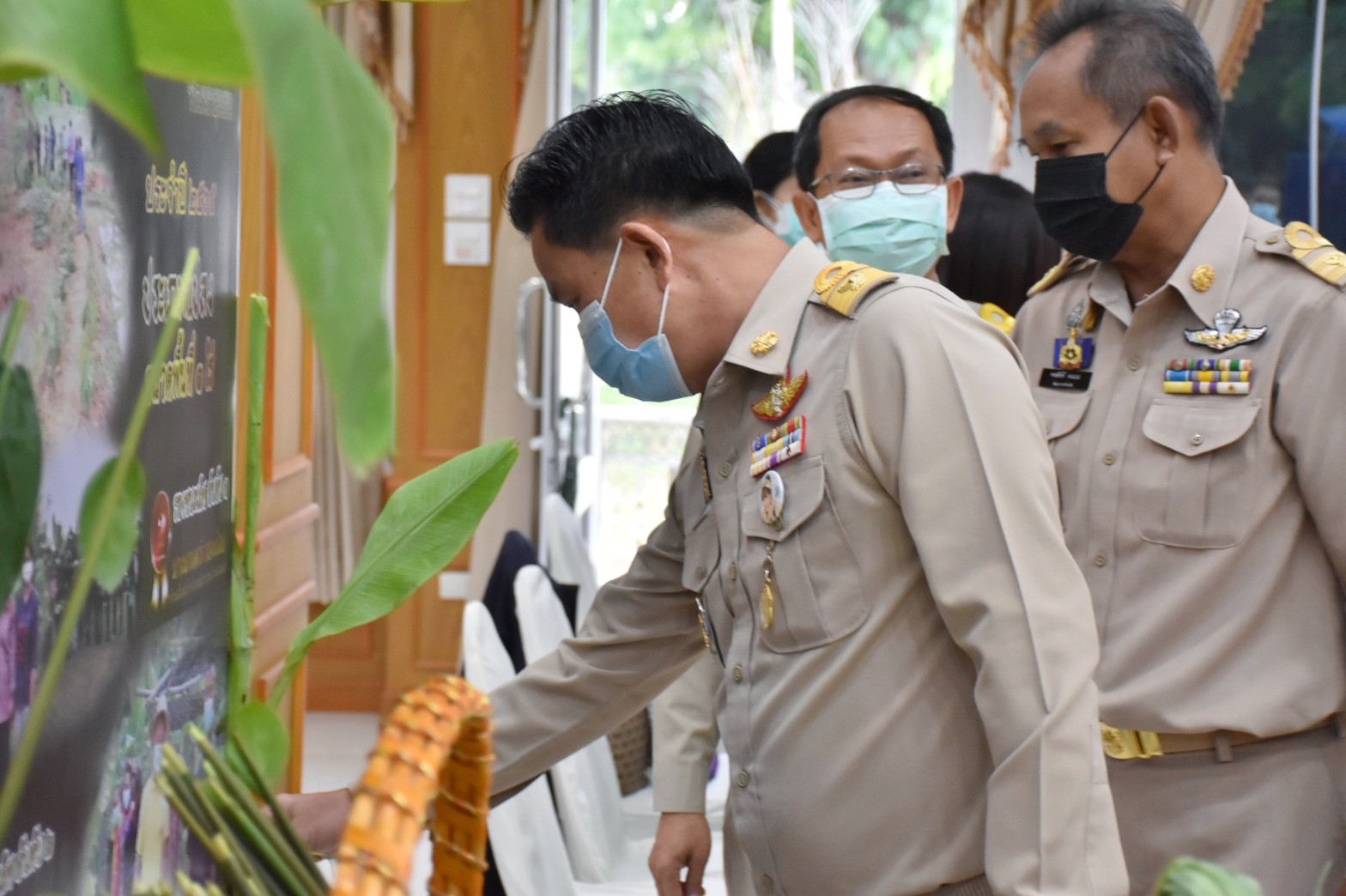 ผู้ว่าราชการจังหวัดมหาสารคาม “มอบใบประกาศเกียรติบัตรแก่ครัวเรือนต้นแบบ โคก หนอง นา พัฒนาชุมชน จังหวัดมหาสารคาม ประจำปี 2565”