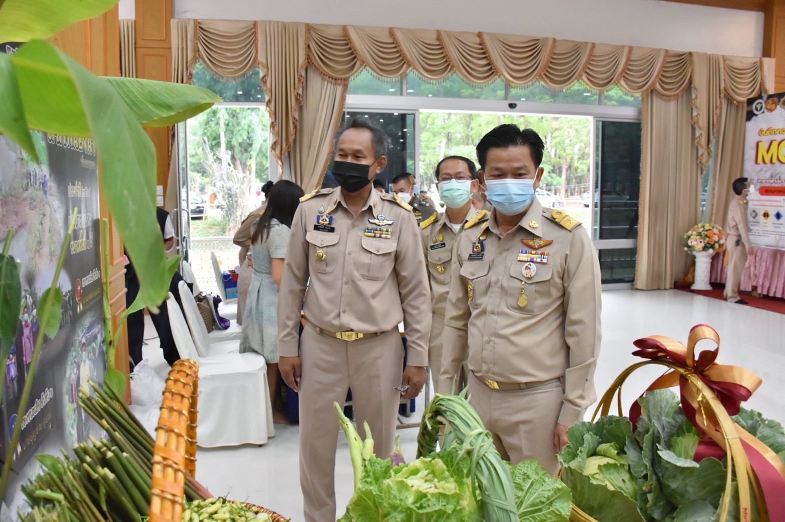 ผู้ว่าราชการจังหวัดมหาสารคาม “มอบใบประกาศเกียรติบัตรแก่ครัวเรือนต้นแบบ โคก หนอง นา พัฒนาชุมชน จังหวัดมหาสารคาม ประจำปี 2565”