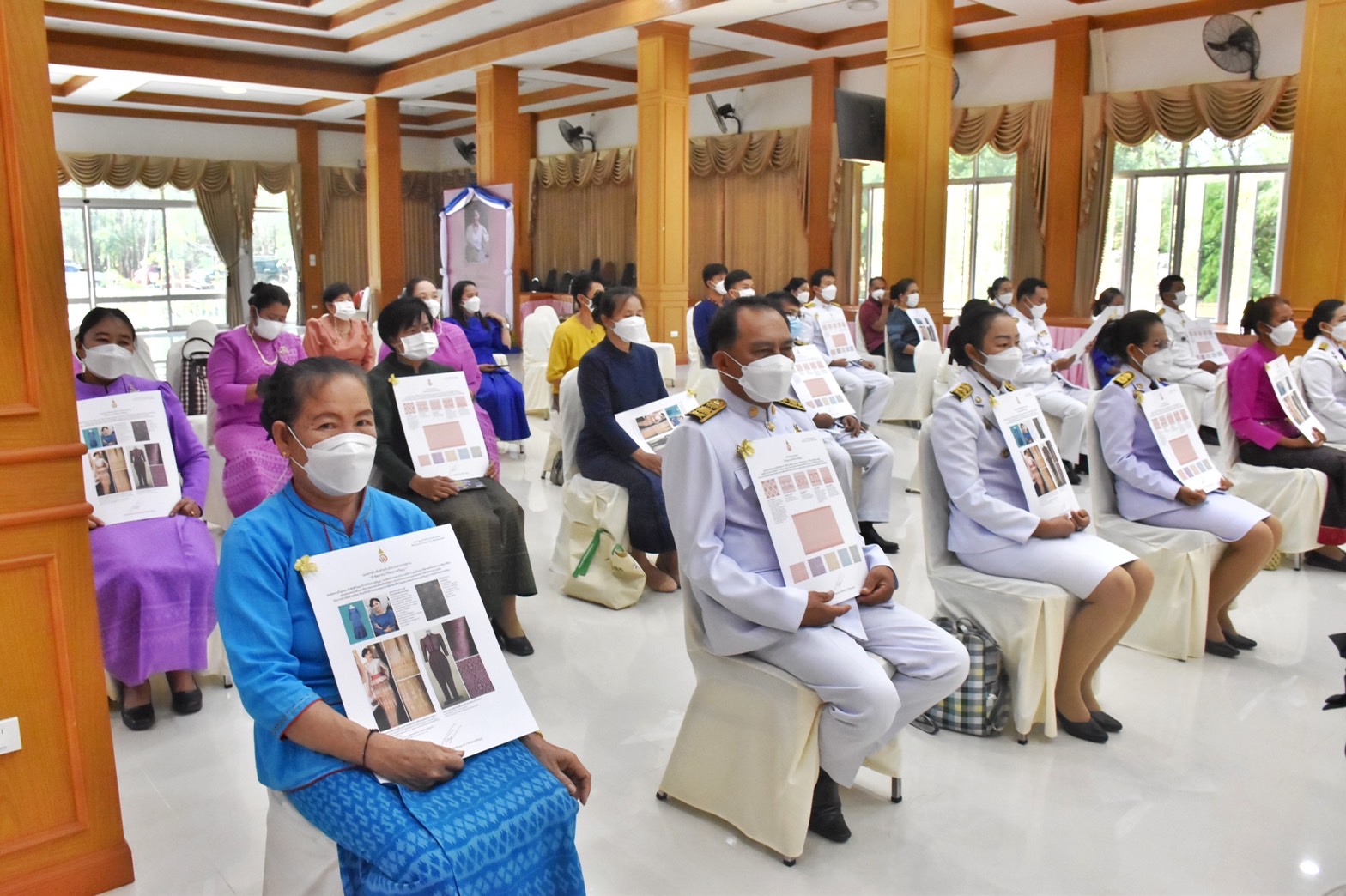 จังหวัดมหาสารคาม จัดพิธีมอบแบบลายผ้าพระราชทาน “ผ้าขิดลายนารีรัตนราชกัญญา”