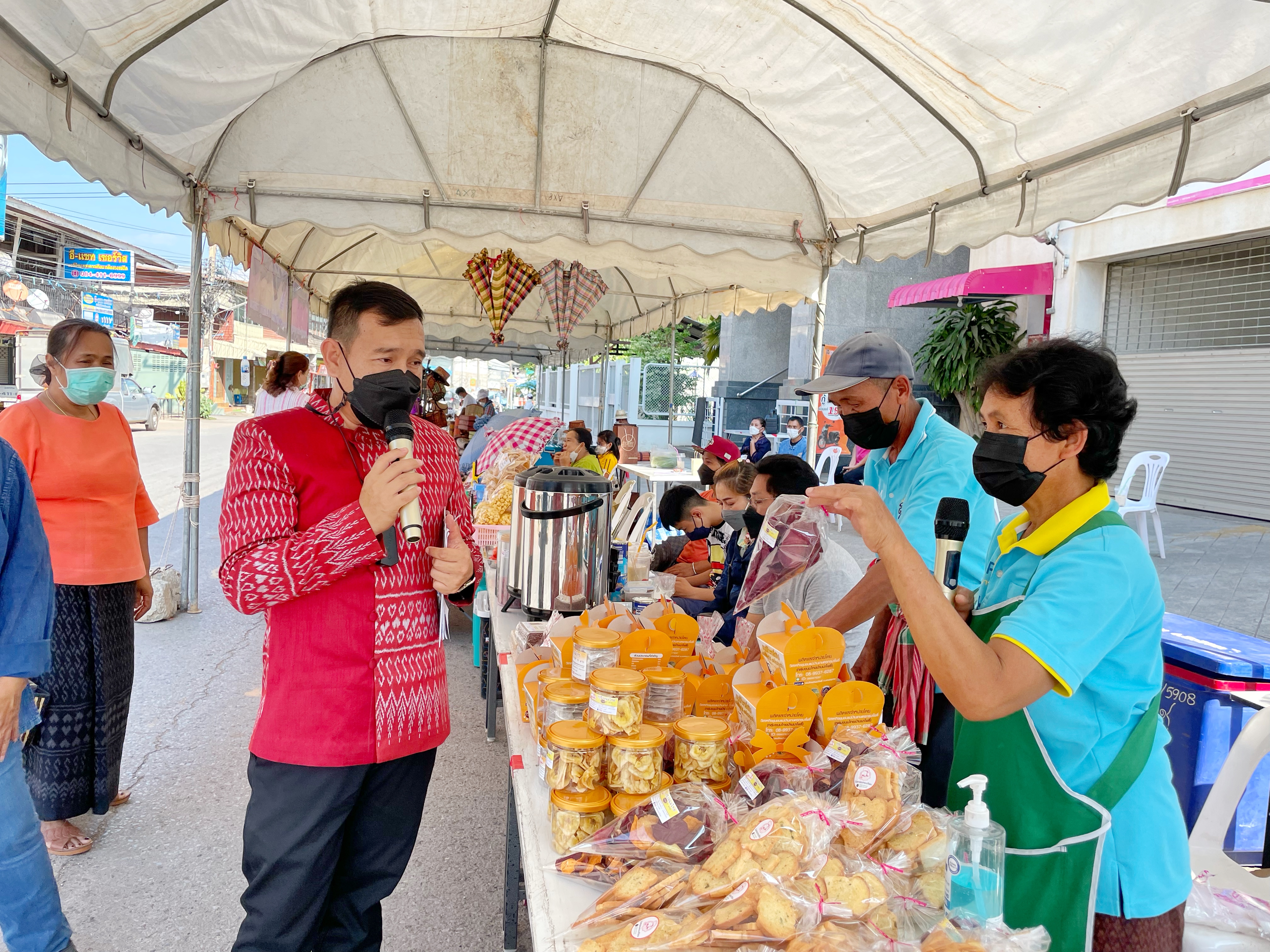 พช.มหาสารคาม ดำเนินโครงการส่งเสริมช่องทางการตลาดผลิตภัณฑ์กลุ่มอาชีพสมาชิกกองทุนพัฒนาบทบาทสตรี ณ ตลาดถนนคนเดิน อำเภอโกสุมพิสัย จังหวัดมหาสารคาม