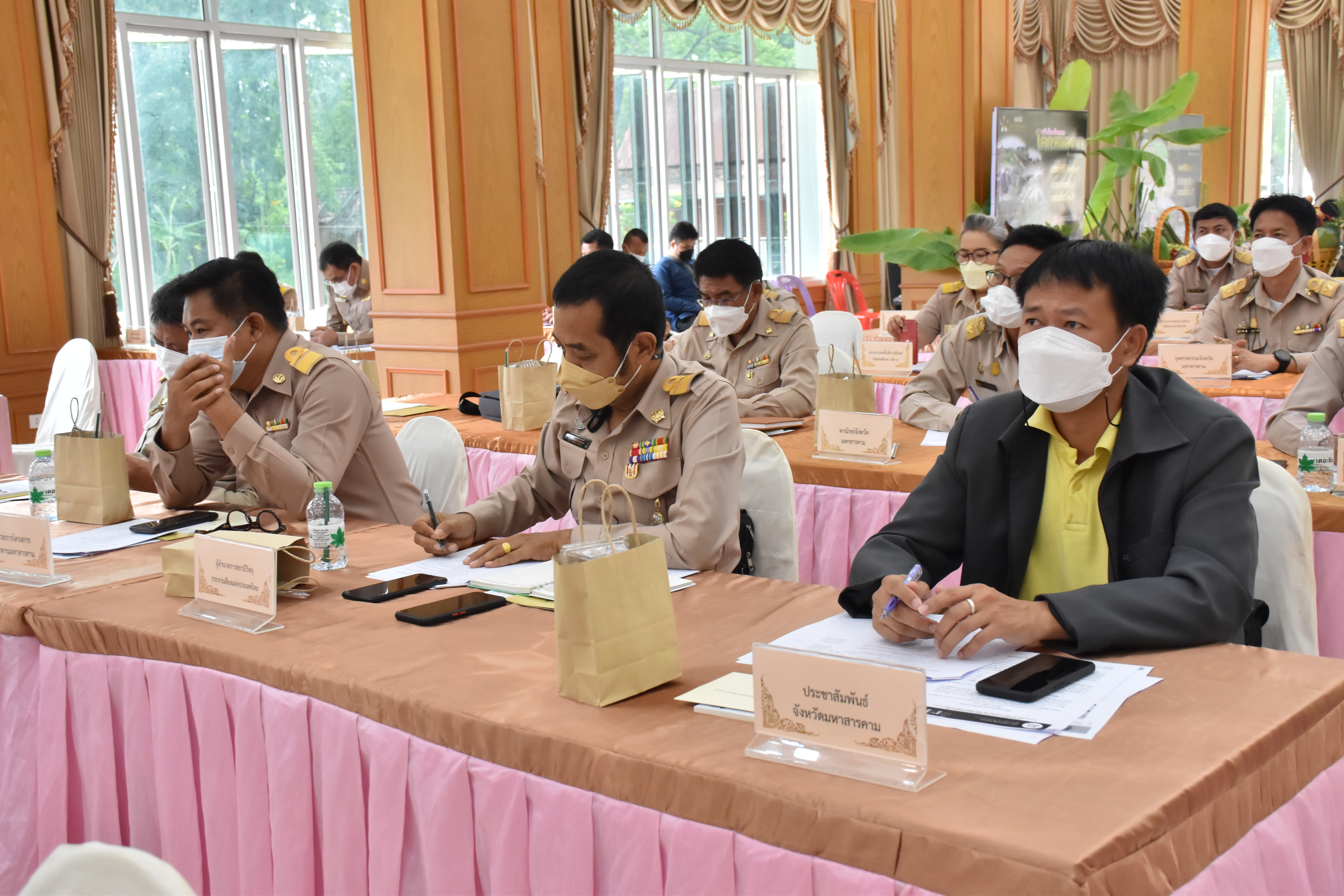 พจ.มหาสารคาม รายงานความก้าวหน้าการดำเนินงานขับเคลื่อนการขจัดความยากจนและพัฒนาคนทุกช่วงวัยอย่างยั่งยืน ตามหลักปรัชญาของเศรษฐกิจพอเพียง (ศจพ.) ในที่ประชุมกรมการจังหวัดมหาสารคาม