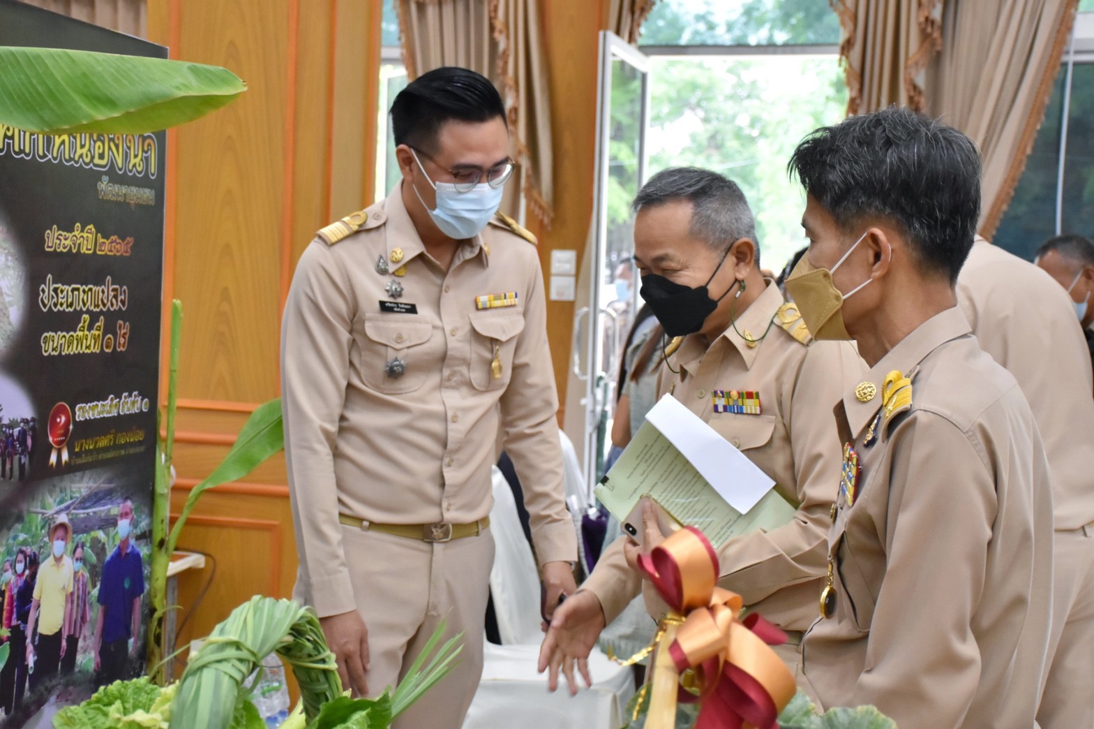 ผู้ว่าราชการจังหวัดมหาสารคาม “มอบใบประกาศเกียรติบัตรแก่ครัวเรือนต้นแบบ โคก หนอง นา พัฒนาชุมชน จังหวัดมหาสารคาม ประจำปี 2565”