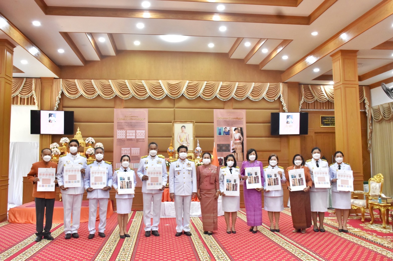 จังหวัดมหาสารคาม จัดพิธีมอบแบบลายผ้าพระราชทาน “ผ้าขิดลายนารีรัตนราชกัญญา”