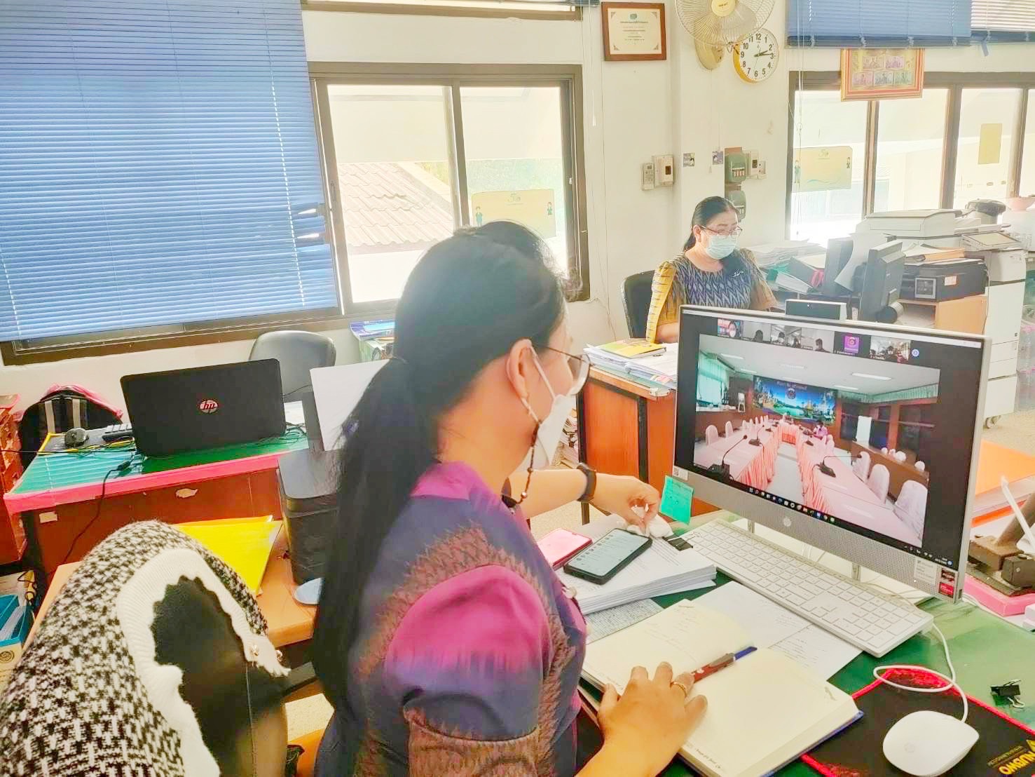 นายวสันต์ ชิงชนะ ผู้ตรวจราชการกรมการพัฒนาชุมชน ประชุมติดตามความก้าวหน้าการดำเนินงานขับเคลื่อนการขจัดความยากจนและพัฒนาคนทุกช่วงวัยอย่างยั่งยืน ตามหลักปรัชญาของเศรษฐกิจพอเพียง ในระดับพื้นที่ ผ่านระบบห้องประชุมออนไลน์ (Zoom Cloud Meeting)