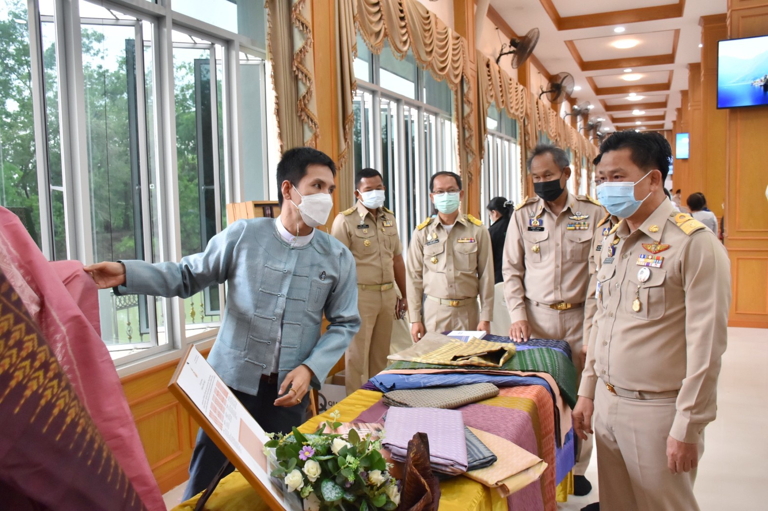 พช.มหาสารคาม จัดแสดงผ้าลายพระราชทาน “ผ้าขิดลายนารีรัตนราชกัญญา” และผ้าลายพระราชทาน ผ้าไหมมัดหมี่ลายขอเจ้าฟ้าสิริวัณณวรี นารีรัตนราชกัญญา ในที่ประชุมกรมการจังหวัดมหาสารคาม