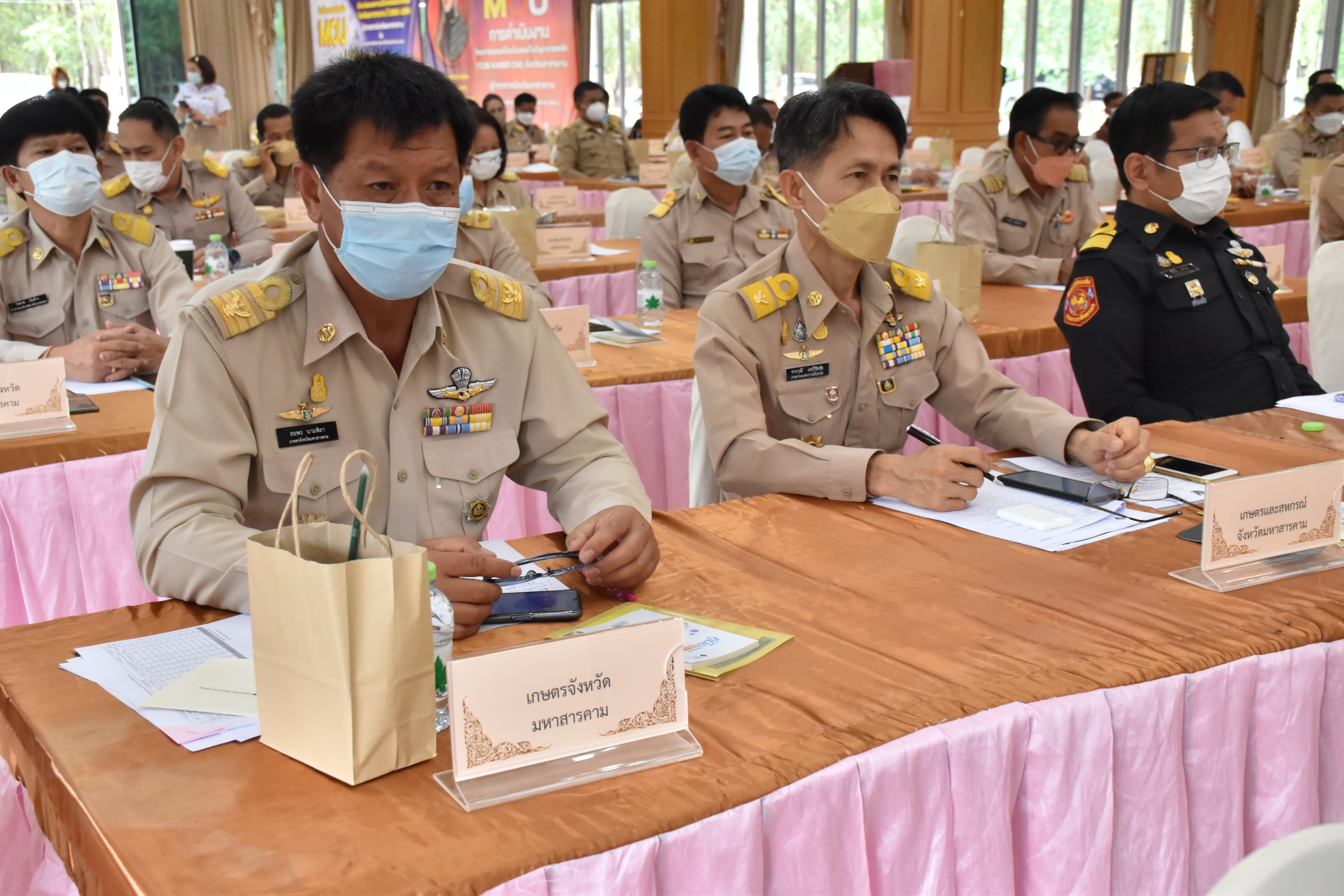 พจ.มหาสารคาม รายงานความก้าวหน้าการดำเนินงานขับเคลื่อนการขจัดความยากจนและพัฒนาคนทุกช่วงวัยอย่างยั่งยืน ตามหลักปรัชญาของเศรษฐกิจพอเพียง (ศจพ.) ในที่ประชุมกรมการจังหวัดมหาสารคาม