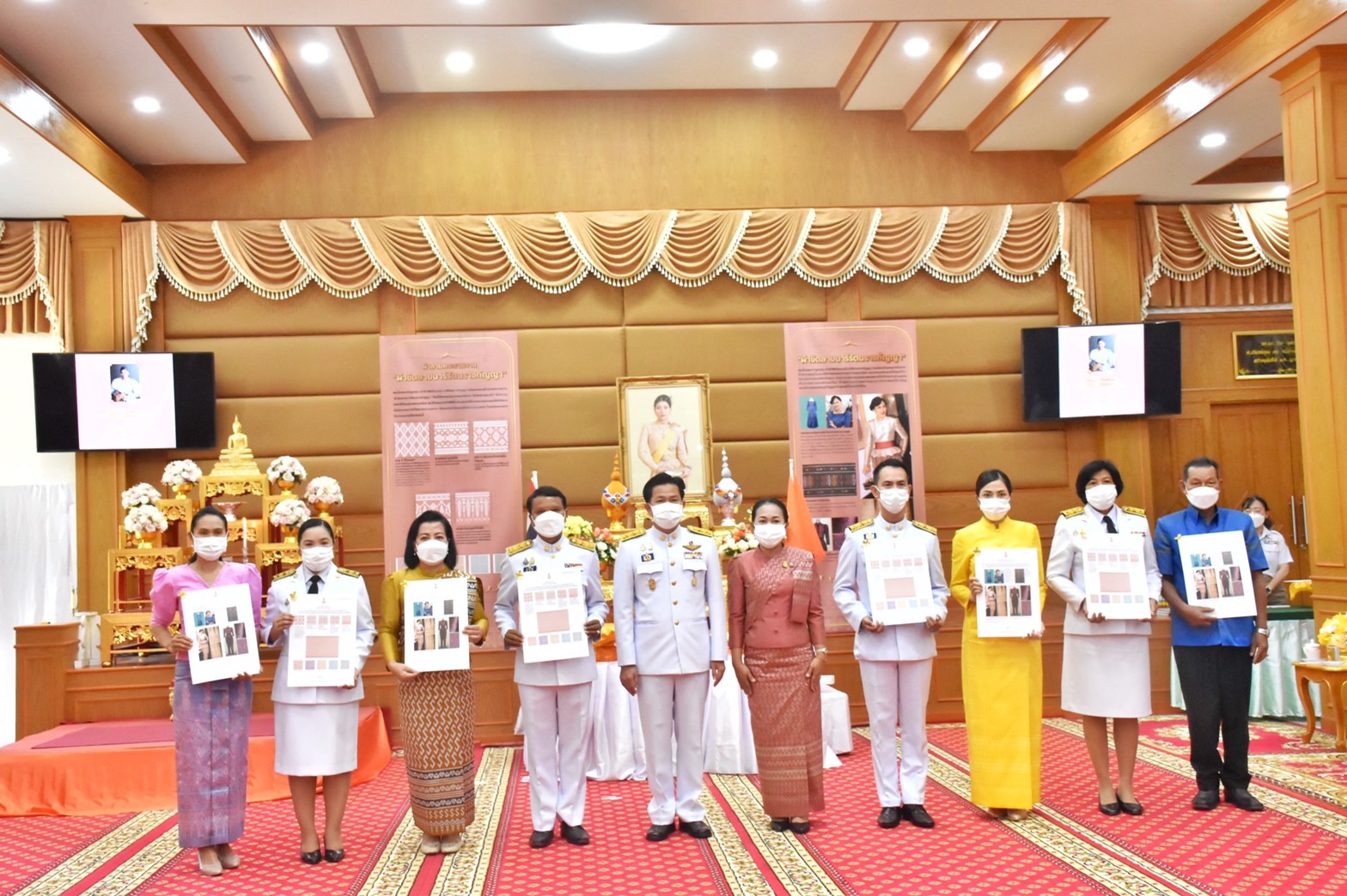 จังหวัดมหาสารคาม จัดพิธีมอบแบบลายผ้าพระราชทาน “ผ้าขิดลายนารีรัตนราชกัญญา”