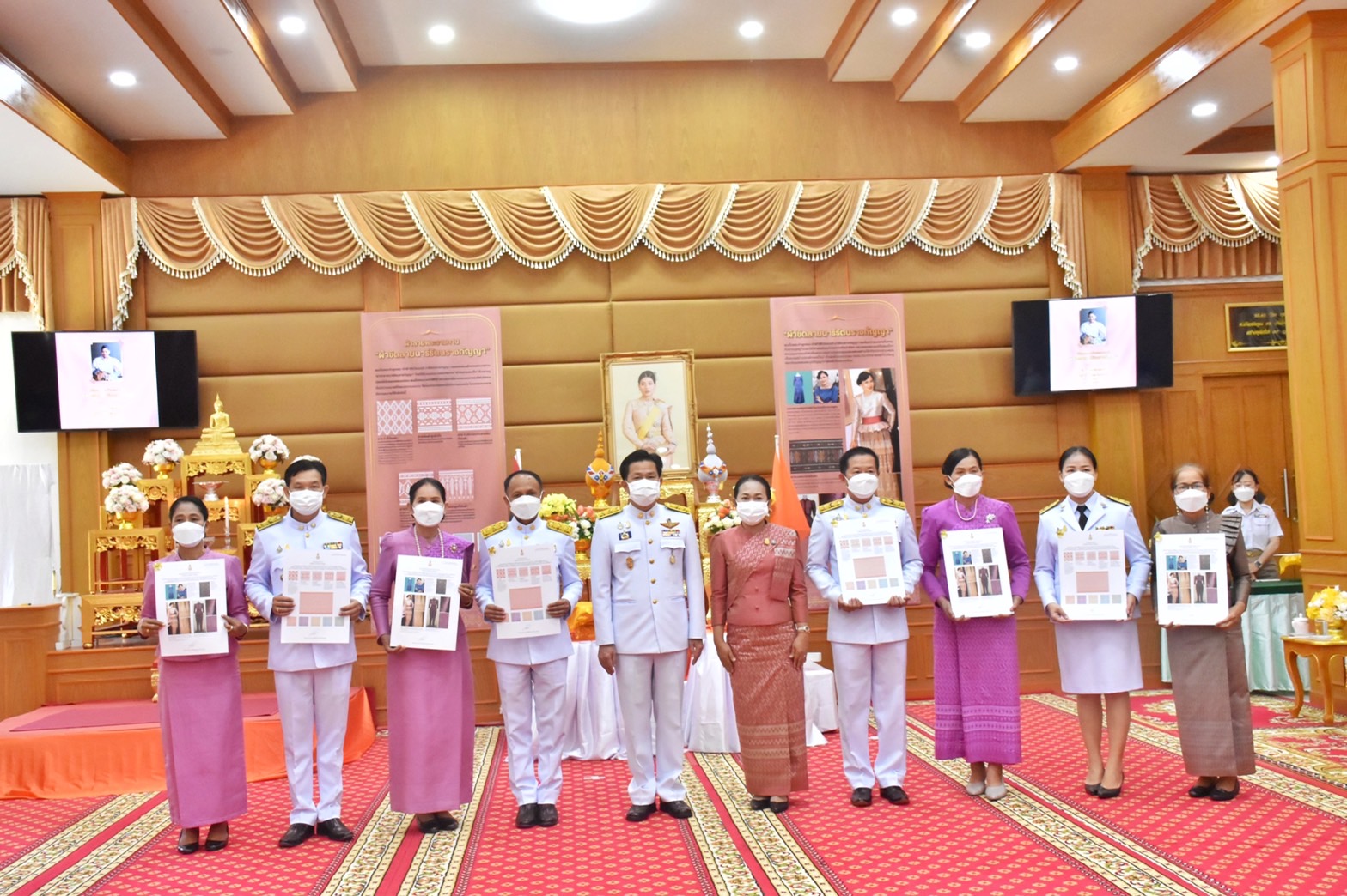จังหวัดมหาสารคาม จัดพิธีมอบแบบลายผ้าพระราชทาน “ผ้าขิดลายนารีรัตนราชกัญญา”