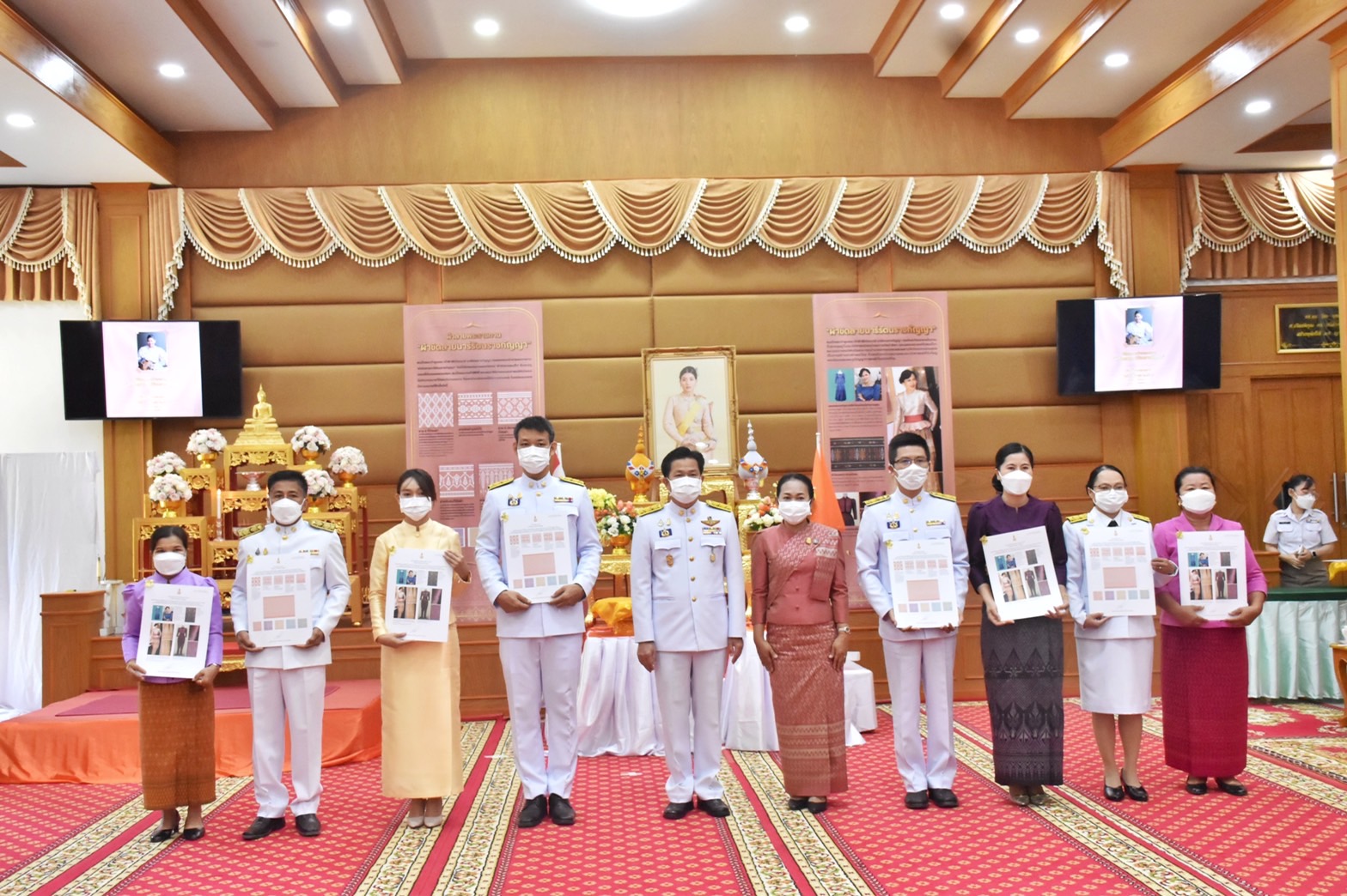 จังหวัดมหาสารคาม จัดพิธีมอบแบบลายผ้าพระราชทาน “ผ้าขิดลายนารีรัตนราชกัญญา”