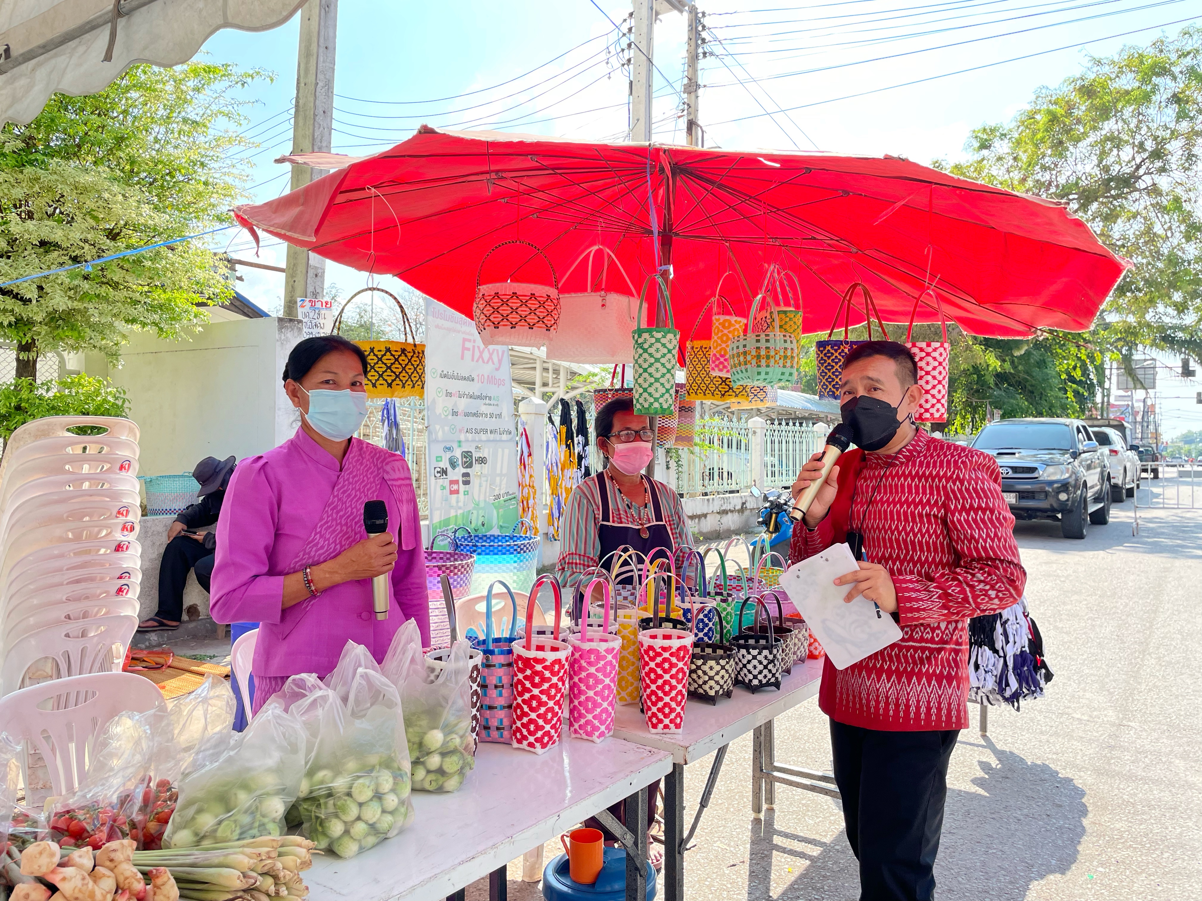 พช.มหาสารคาม ดำเนินโครงการส่งเสริมช่องทางการตลาดผลิตภัณฑ์กลุ่มอาชีพสมาชิกกองทุนพัฒนาบทบาทสตรี ณ ตลาดถนนคนเดิน อำเภอโกสุมพิสัย จังหวัดมหาสารคาม