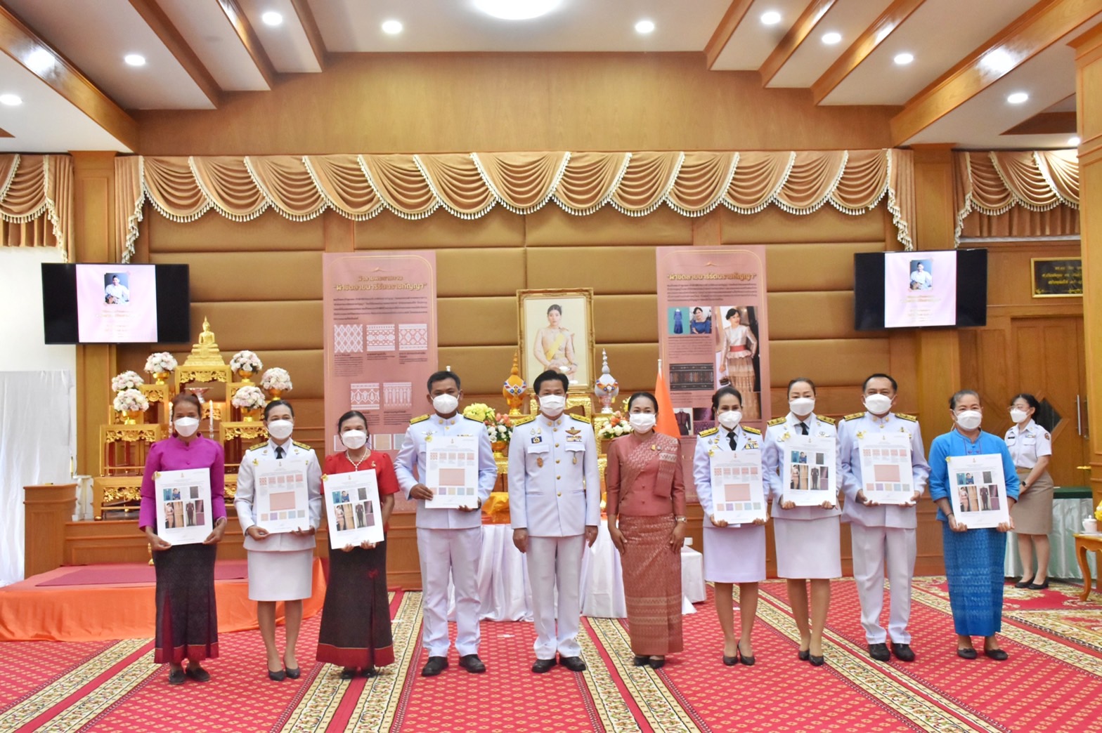 จังหวัดมหาสารคาม จัดพิธีมอบแบบลายผ้าพระราชทาน “ผ้าขิดลายนารีรัตนราชกัญญา”