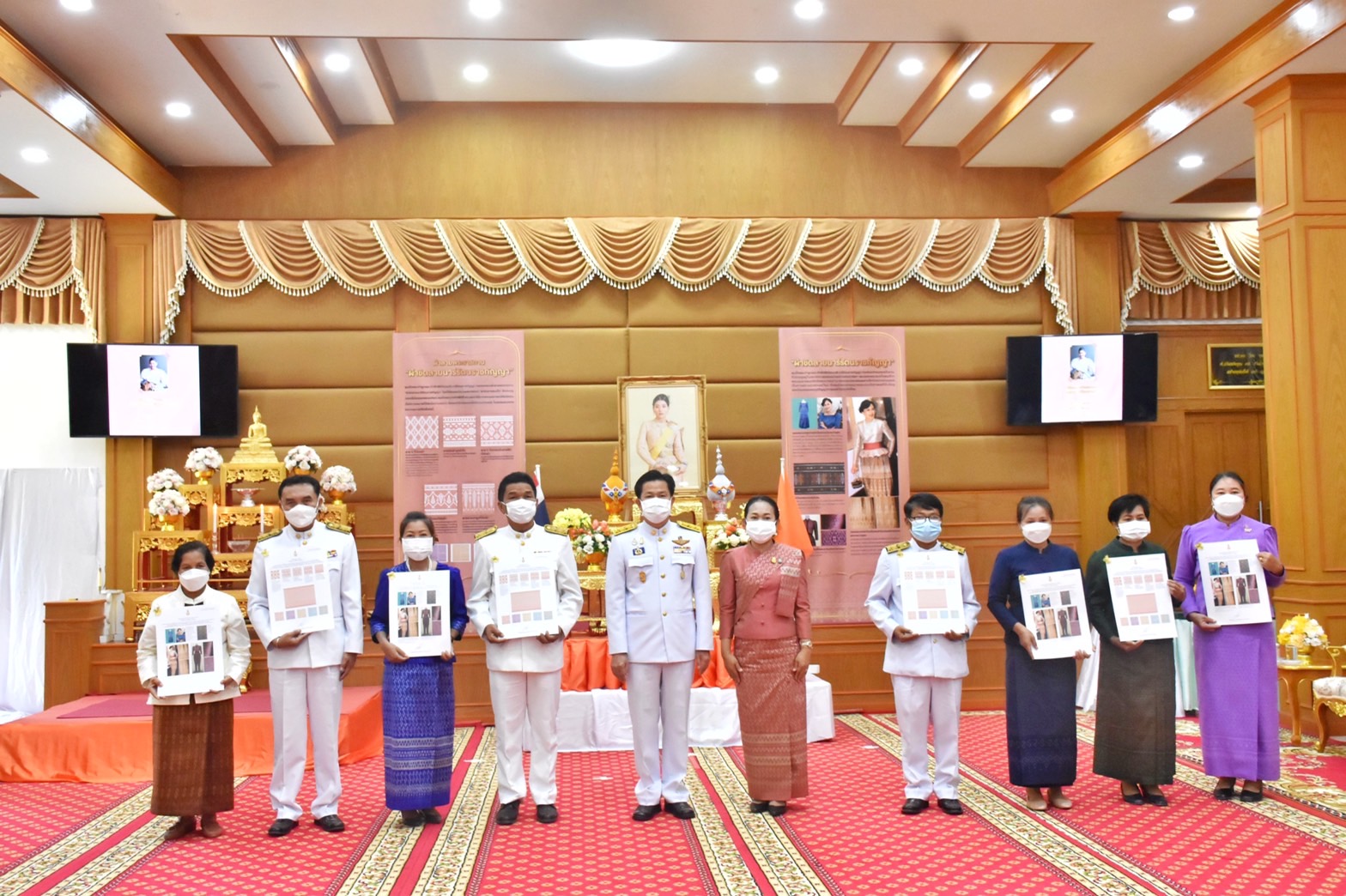 จังหวัดมหาสารคาม จัดพิธีมอบแบบลายผ้าพระราชทาน “ผ้าขิดลายนารีรัตนราชกัญญา”