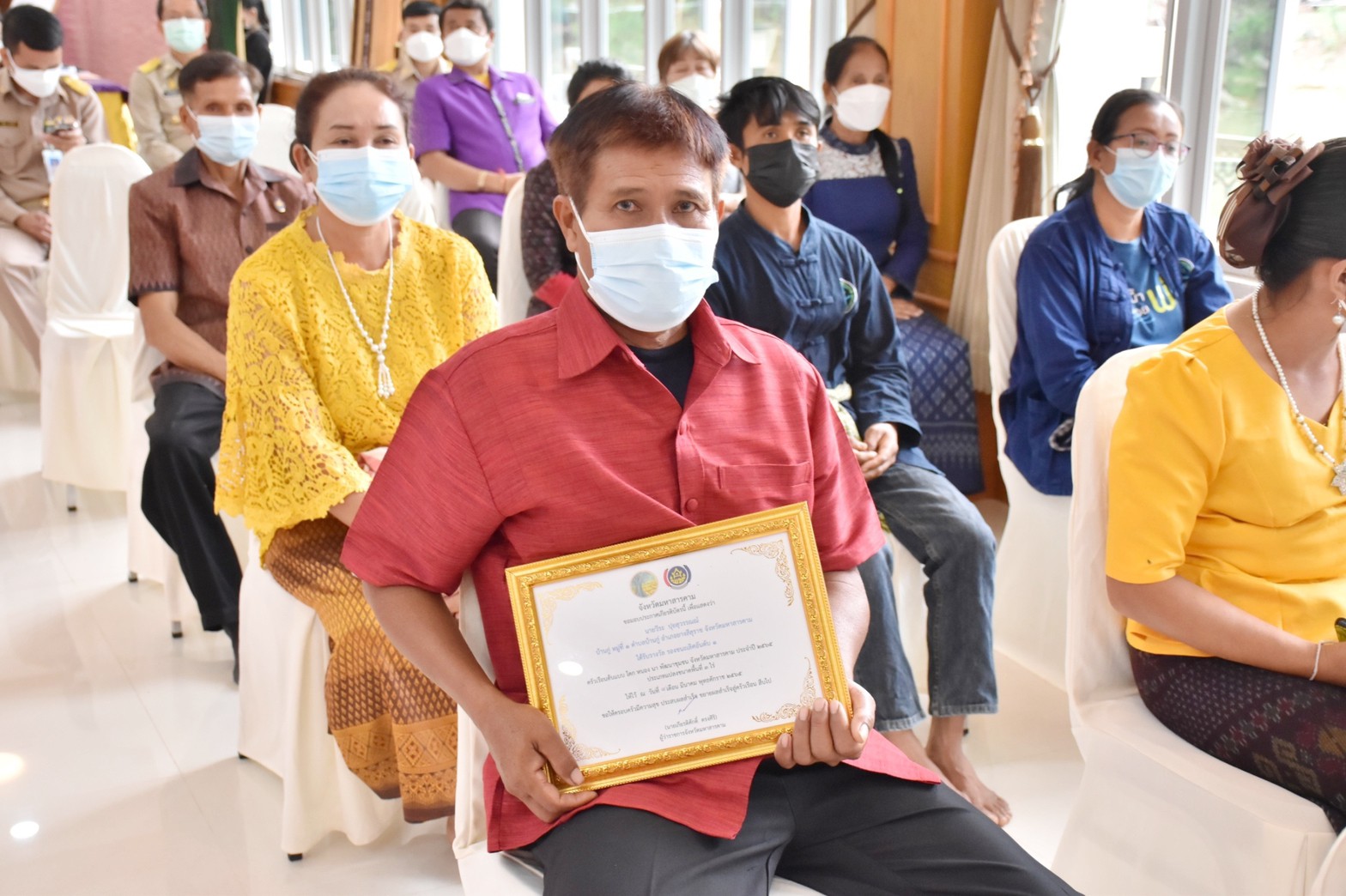 ผู้ว่าราชการจังหวัดมหาสารคาม “มอบใบประกาศเกียรติบัตรแก่ครัวเรือนต้นแบบ โคก หนอง นา พัฒนาชุมชน จังหวัดมหาสารคาม ประจำปี 2565”