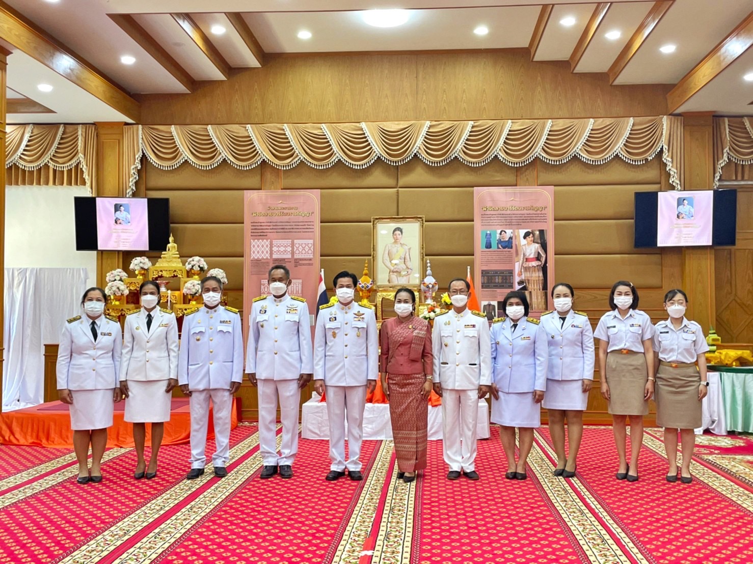 จังหวัดมหาสารคาม จัดพิธีมอบแบบลายผ้าพระราชทาน “ผ้าขิดลายนารีรัตนราชกัญญา”