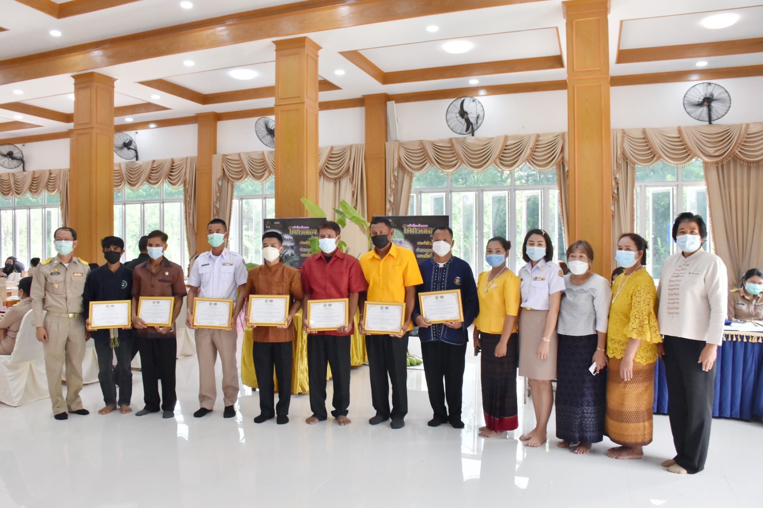ผู้ว่าราชการจังหวัดมหาสารคาม “มอบใบประกาศเกียรติบัตรแก่ครัวเรือนต้นแบบ โคก หนอง นา พัฒนาชุมชน จังหวัดมหาสารคาม ประจำปี 2565”