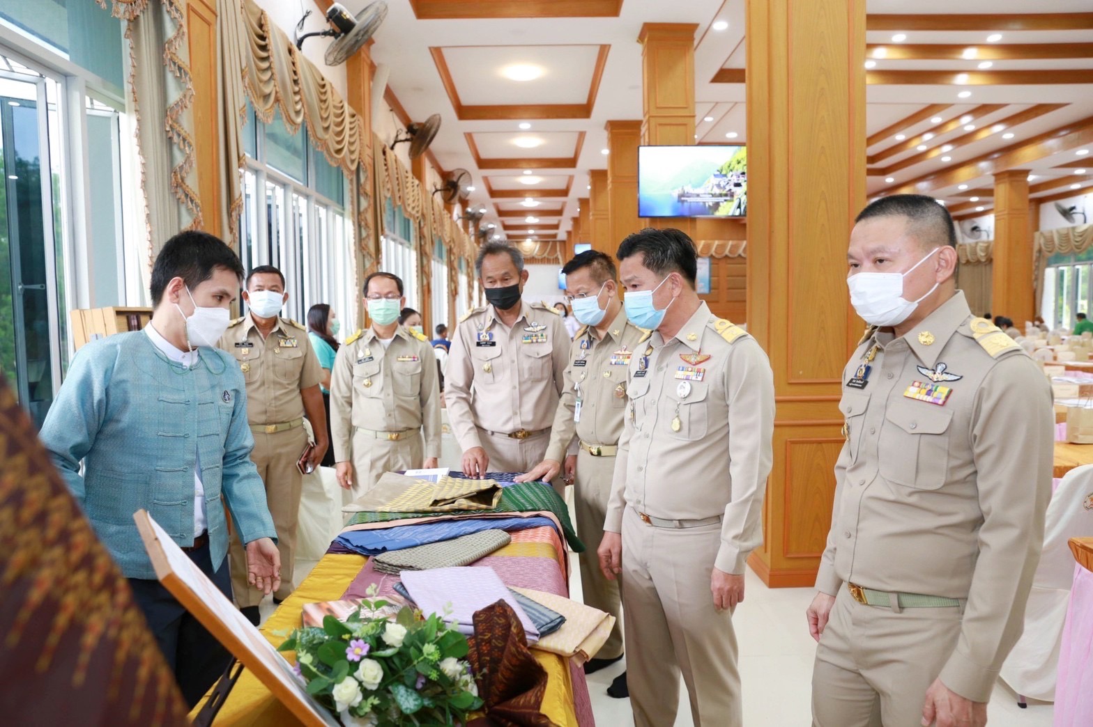 พช.มหาสารคาม จัดแสดงผ้าลายพระราชทาน “ผ้าขิดลายนารีรัตนราชกัญญา” และผ้าลายพระราชทาน ผ้าไหมมัดหมี่ลายขอเจ้าฟ้าสิริวัณณวรี นารีรัตนราชกัญญา ในที่ประชุมกรมการจังหวัดมหาสารคาม