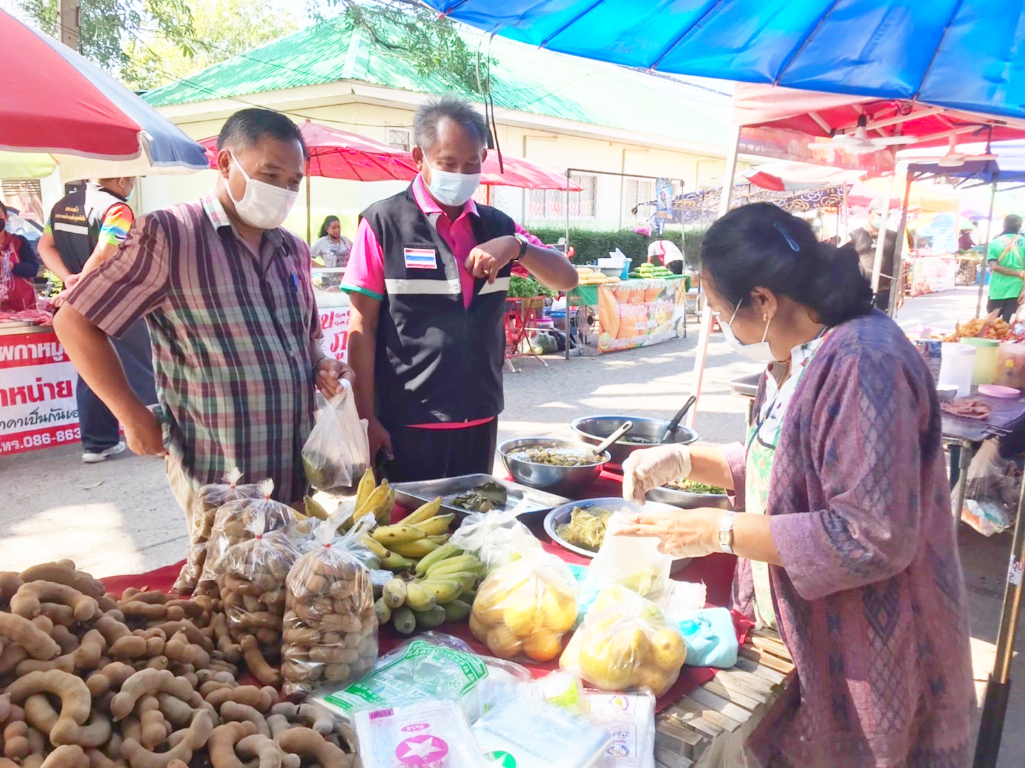 พช.มหาสารคาม ดำเนินโครงการส่งเสริมช่องทางการตลาดผลิตภัณฑ์กลุ่มอาชีพสมาชิกกองทุนพัฒนาบทบาทสตรี ณ ตลาดถนนคนเดิน อำเภอโกสุมพิสัย จังหวัดมหาสารคาม