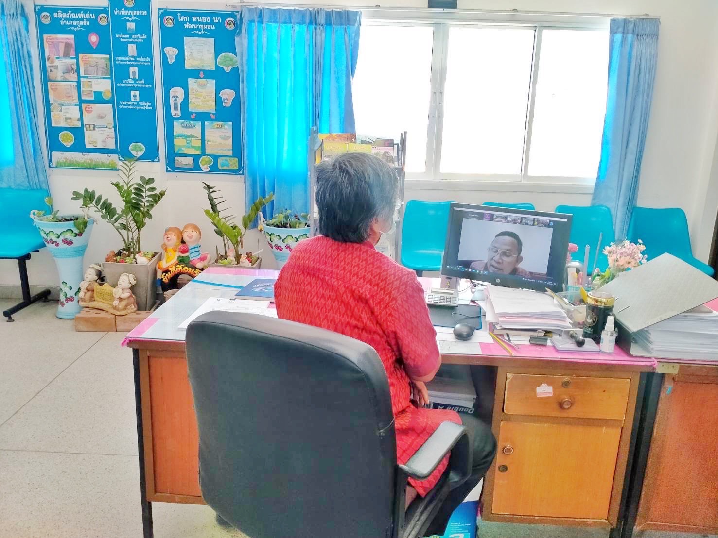 นายวสันต์ ชิงชนะ ผู้ตรวจราชการกรมการพัฒนาชุมชน ประชุมติดตามความก้าวหน้าการดำเนินงานขับเคลื่อนการขจัดความยากจนและพัฒนาคนทุกช่วงวัยอย่างยั่งยืน ตามหลักปรัชญาของเศรษฐกิจพอเพียง ในระดับพื้นที่ ผ่านระบบห้องประชุมออนไลน์ (Zoom Cloud Meeting)