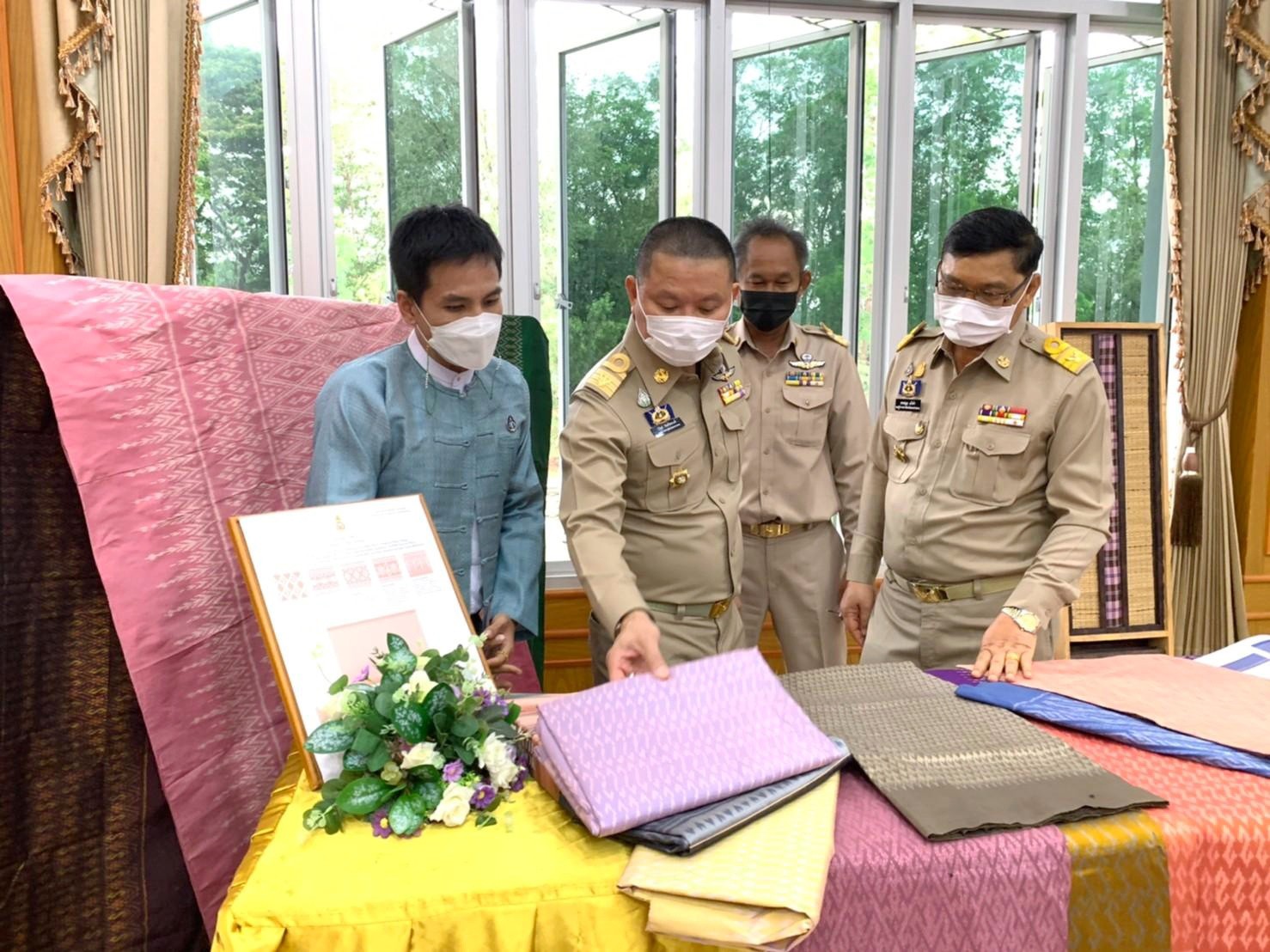พช.มหาสารคาม จัดแสดงผ้าลายพระราชทาน “ผ้าขิดลายนารีรัตนราชกัญญา” และผ้าลายพระราชทาน ผ้าไหมมัดหมี่ลายขอเจ้าฟ้าสิริวัณณวรี นารีรัตนราชกัญญา ในที่ประชุมกรมการจังหวัดมหาสารคาม