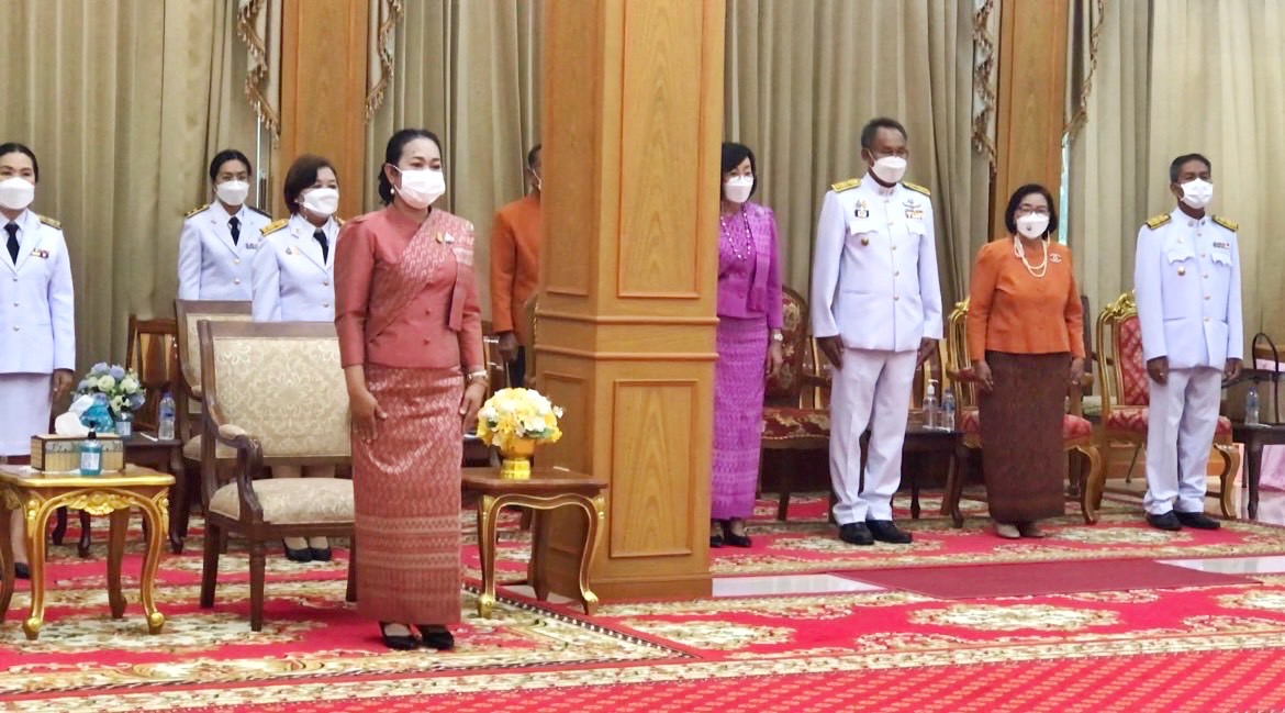จังหวัดมหาสารคาม จัดพิธีมอบแบบลายผ้าพระราชทาน “ผ้าขิดลายนารีรัตนราชกัญญา”