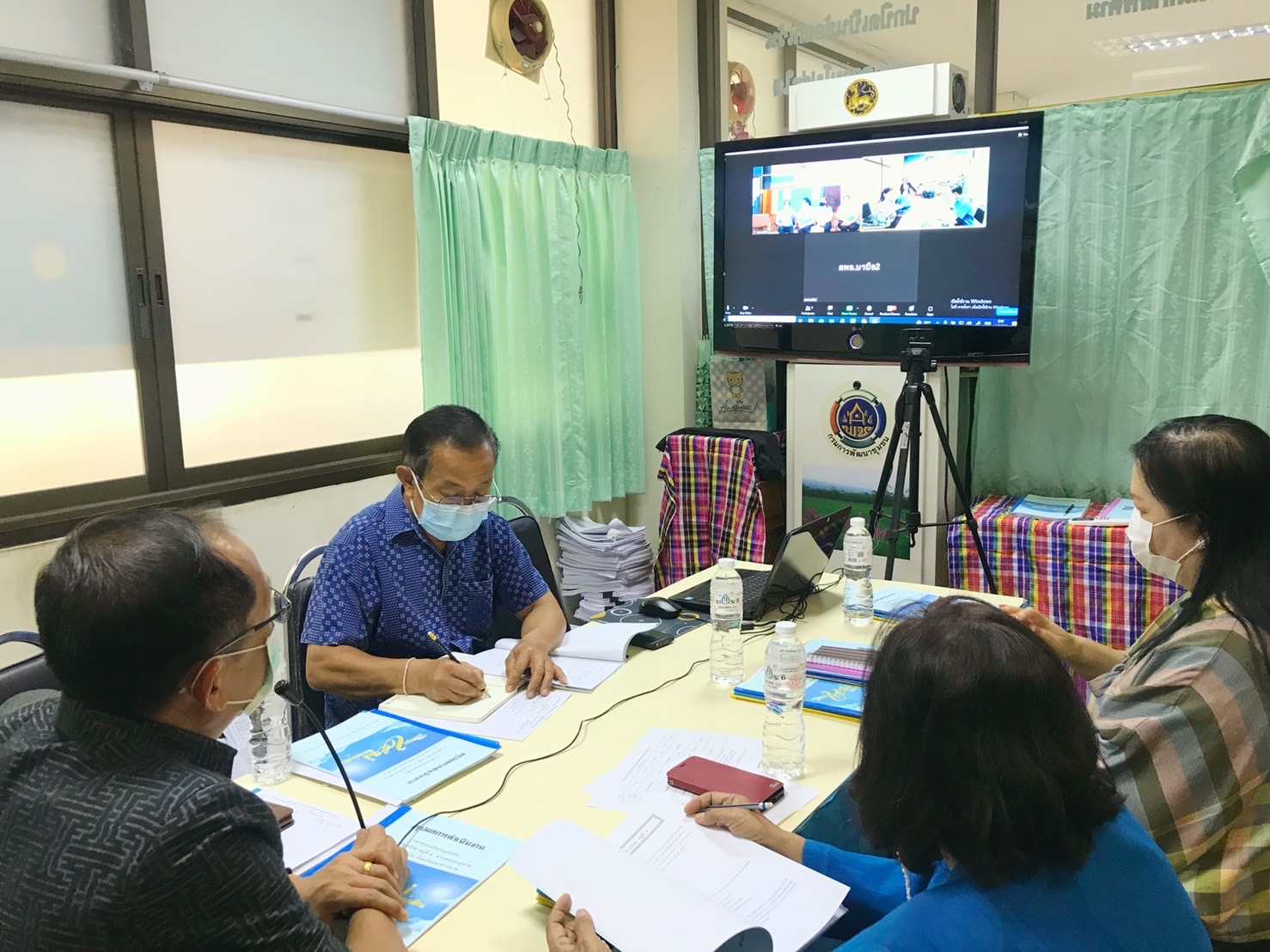 จังหวัดมหาสารคามประกวดหมู่บ้านกองทุนแม่ของแผ่นดินดีเด่นระดับจังหวัด ประจำปี 2565 ผ่านระบบ Zoom Cloud Meeting