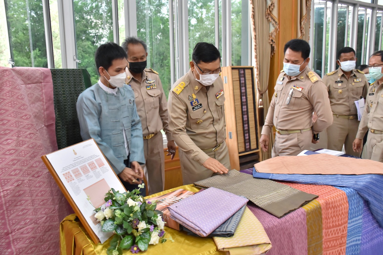พช.มหาสารคาม จัดแสดงผ้าลายพระราชทาน “ผ้าขิดลายนารีรัตนราชกัญญา” และผ้าลายพระราชทาน ผ้าไหมมัดหมี่ลายขอเจ้าฟ้าสิริวัณณวรี นารีรัตนราชกัญญา ในที่ประชุมกรมการจังหวัดมหาสารคาม