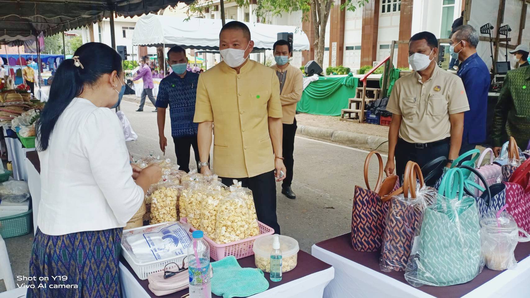 พช.มหาสารคาม ร่วมกับสตรี อำเภอเมืองมหาสารคาม ส่งเสริมช่องทางการตลาดผลิตภัณฑ์กลุ่มอาชีพสมาชิกกองทุนพัฒนาบทบาทสตรี ณ ตลาดเกษตรสีเขียว หน้าอุทยานการเรียนรู้มหาสารคาม อำเภอเมืองมหาสารคาม