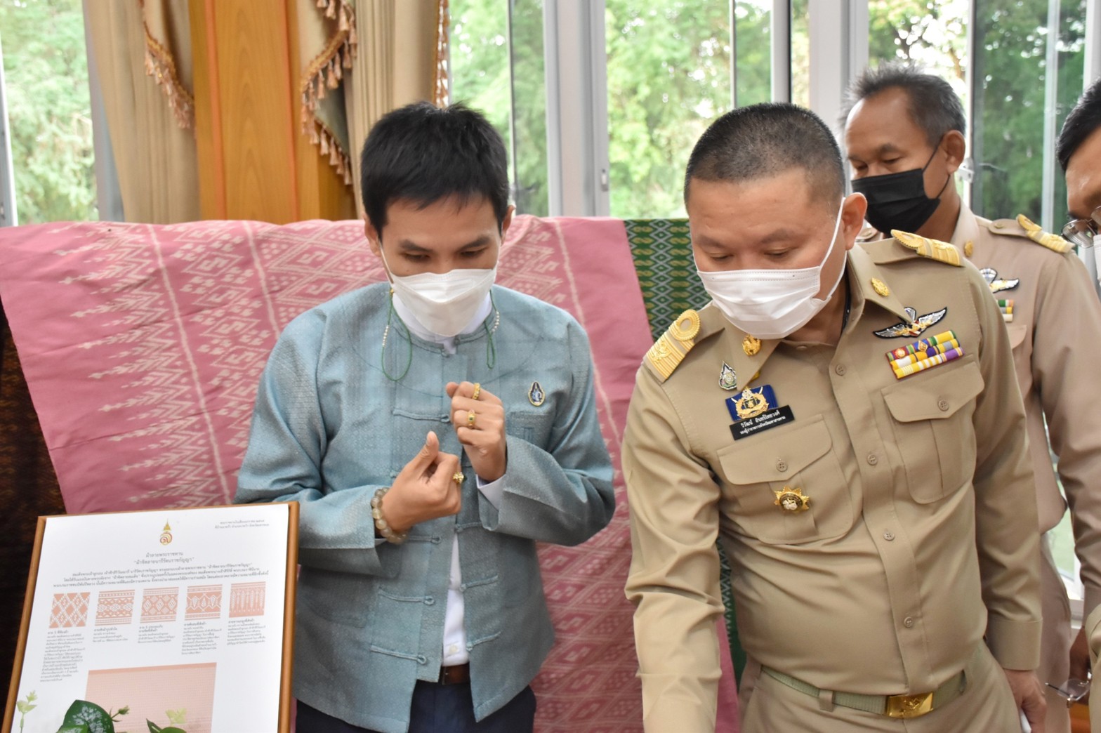 พช.มหาสารคาม จัดแสดงผ้าลายพระราชทาน “ผ้าขิดลายนารีรัตนราชกัญญา” และผ้าลายพระราชทาน ผ้าไหมมัดหมี่ลายขอเจ้าฟ้าสิริวัณณวรี นารีรัตนราชกัญญา ในที่ประชุมกรมการจังหวัดมหาสารคาม