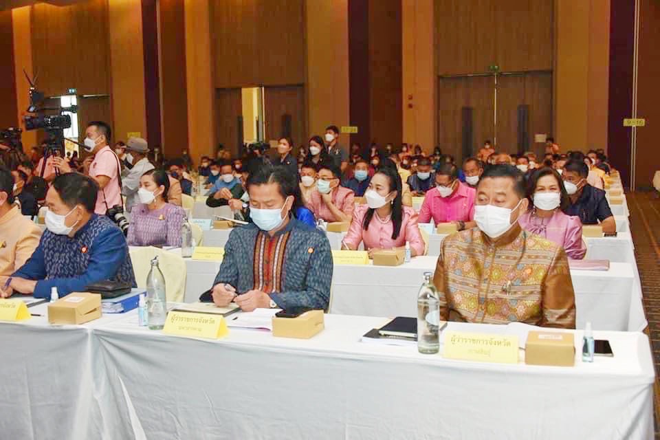จังหวัดมหาสารคาม ร่วมประชุมเชิงปฏิบัติการเพื่อซักซ้อมแนวทางการขับเคลื่อน ศูนย์อำนวยการขจัดความยากจนและพัฒนาคนทุกช่วงวัยอย่างยั่งยืน ตามหลักปรัชญาของเศรษฐกิจพอเพียง (ศจพ.) ในระดับพื้นที่ ปีงบประมาณ พ.ศ. 2565 (ภาคตะวันออกเฉียงเหนือ)