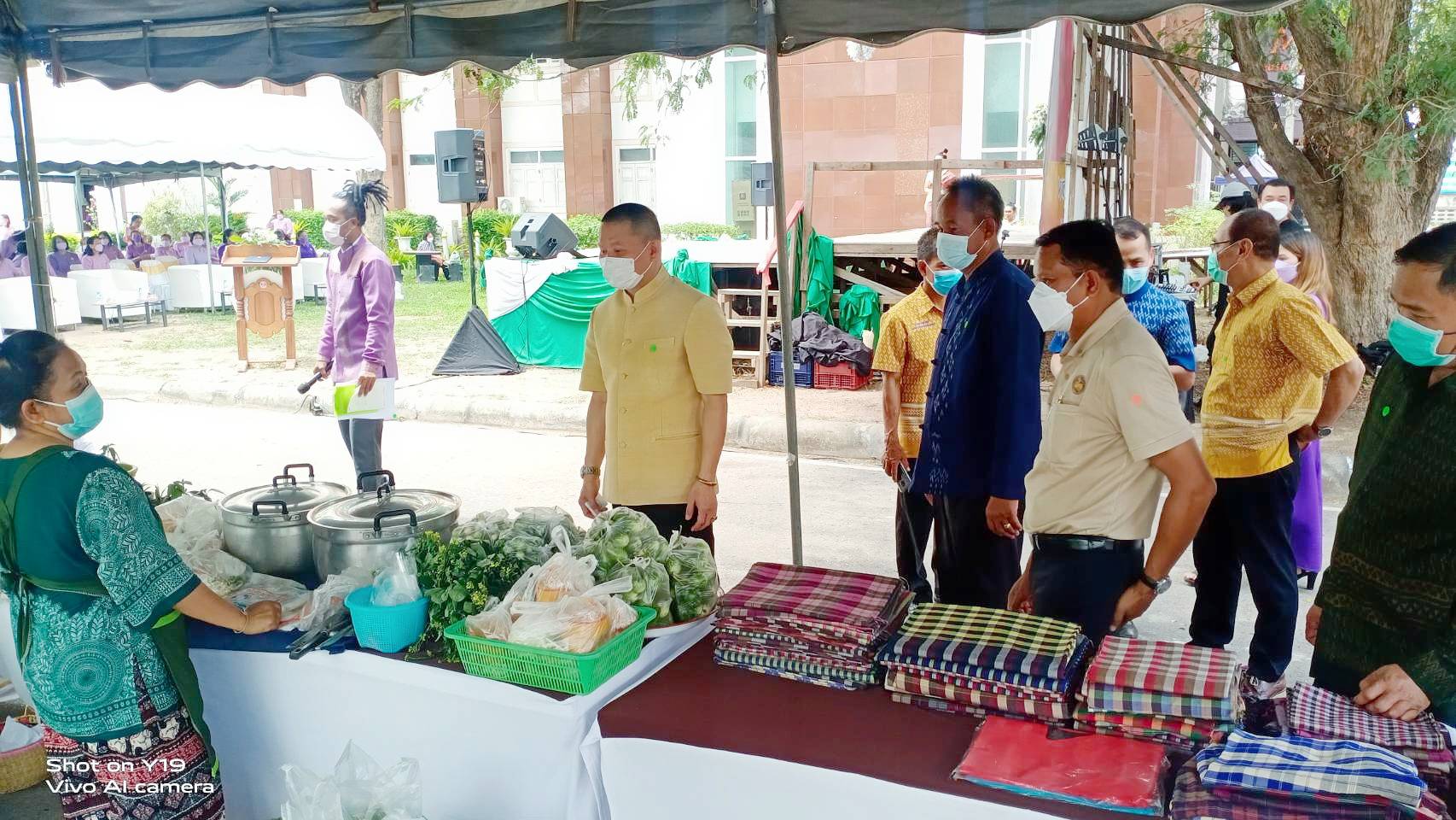 พช.มหาสารคาม ร่วมกับสตรี อำเภอเมืองมหาสารคาม ส่งเสริมช่องทางการตลาดผลิตภัณฑ์กลุ่มอาชีพสมาชิกกองทุนพัฒนาบทบาทสตรี ณ ตลาดเกษตรสีเขียว หน้าอุทยานการเรียนรู้มหาสารคาม อำเภอเมืองมหาสารคาม