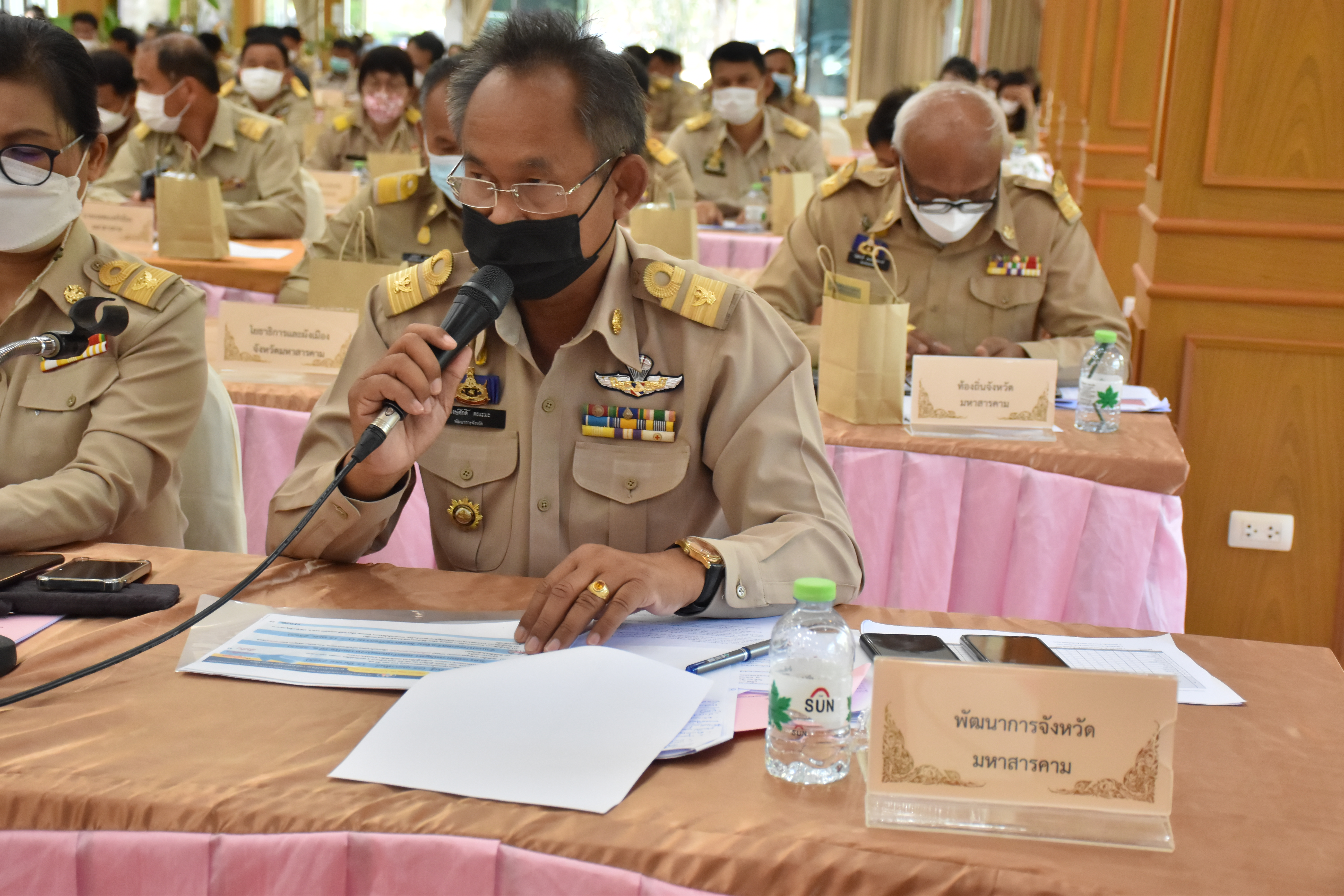 พจ.มหาสารคาม รายงานความก้าวหน้าการดำเนินงานขับเคลื่อนการขจัดความยากจนและพัฒนาคนทุกช่วงวัยอย่างยั่งยืน ตามหลักปรัชญาของเศรษฐกิจพอเพียง (ศจพ.) ในที่ประชุมกรมการจังหวัดมหาสารคาม
